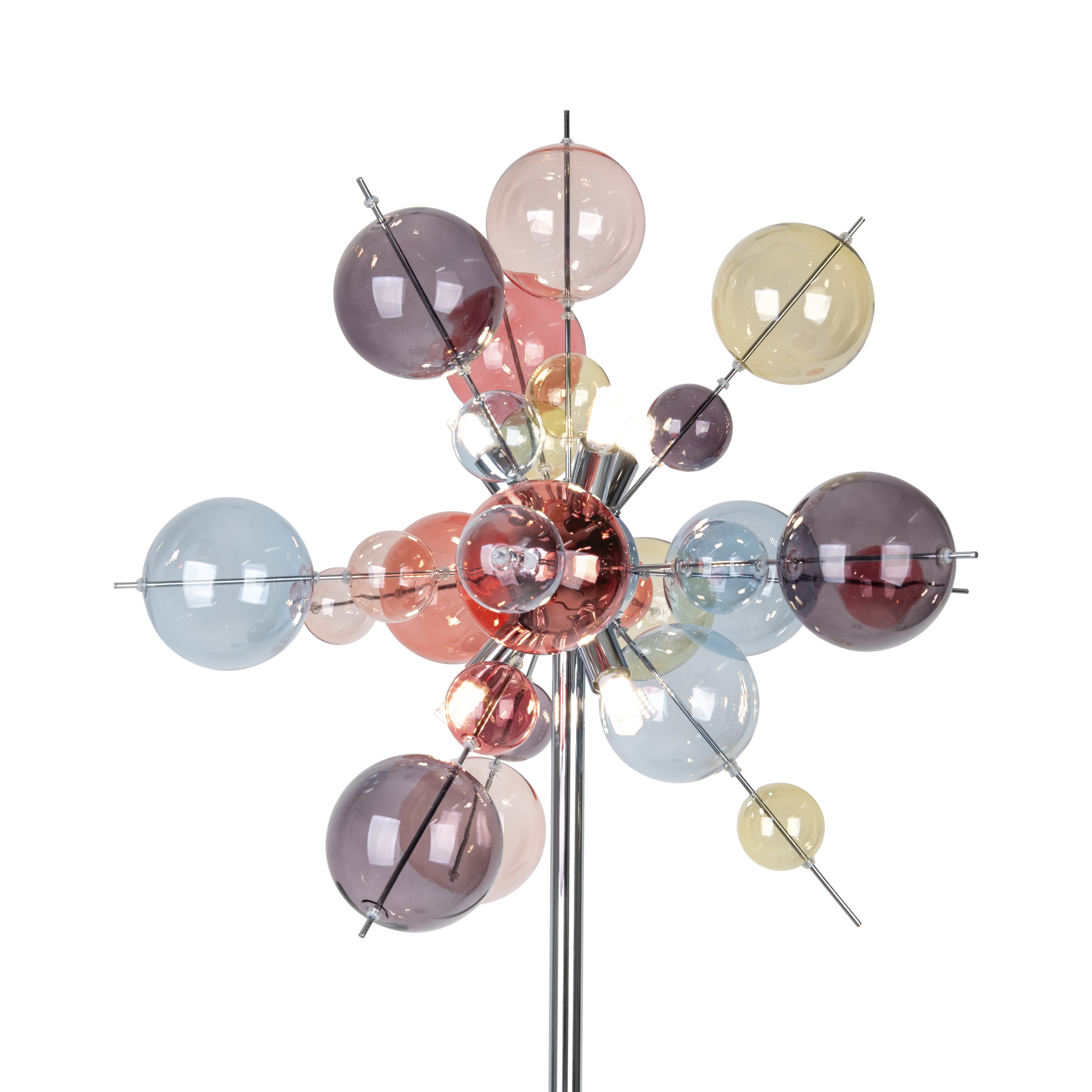 Eine moderne Lampe mit bunten Glaskugeln. Die Kugeln sind um einen Zentralkern auf Silberstangen angeordnet, auf weißem Hintergrund.