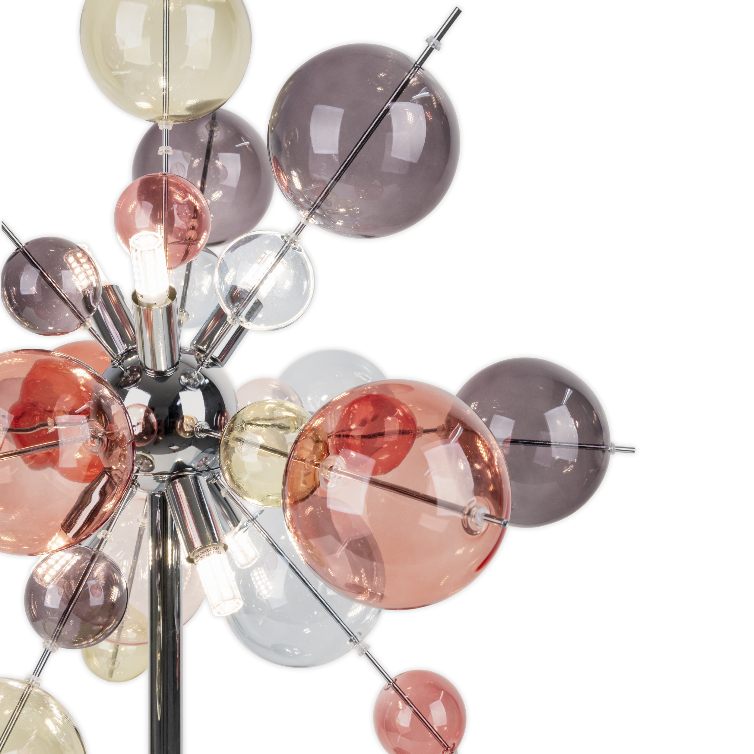 Moderne Lampe mit bunten Glaskugeln, an Metallstangen montiert. Weißer Hintergrund.