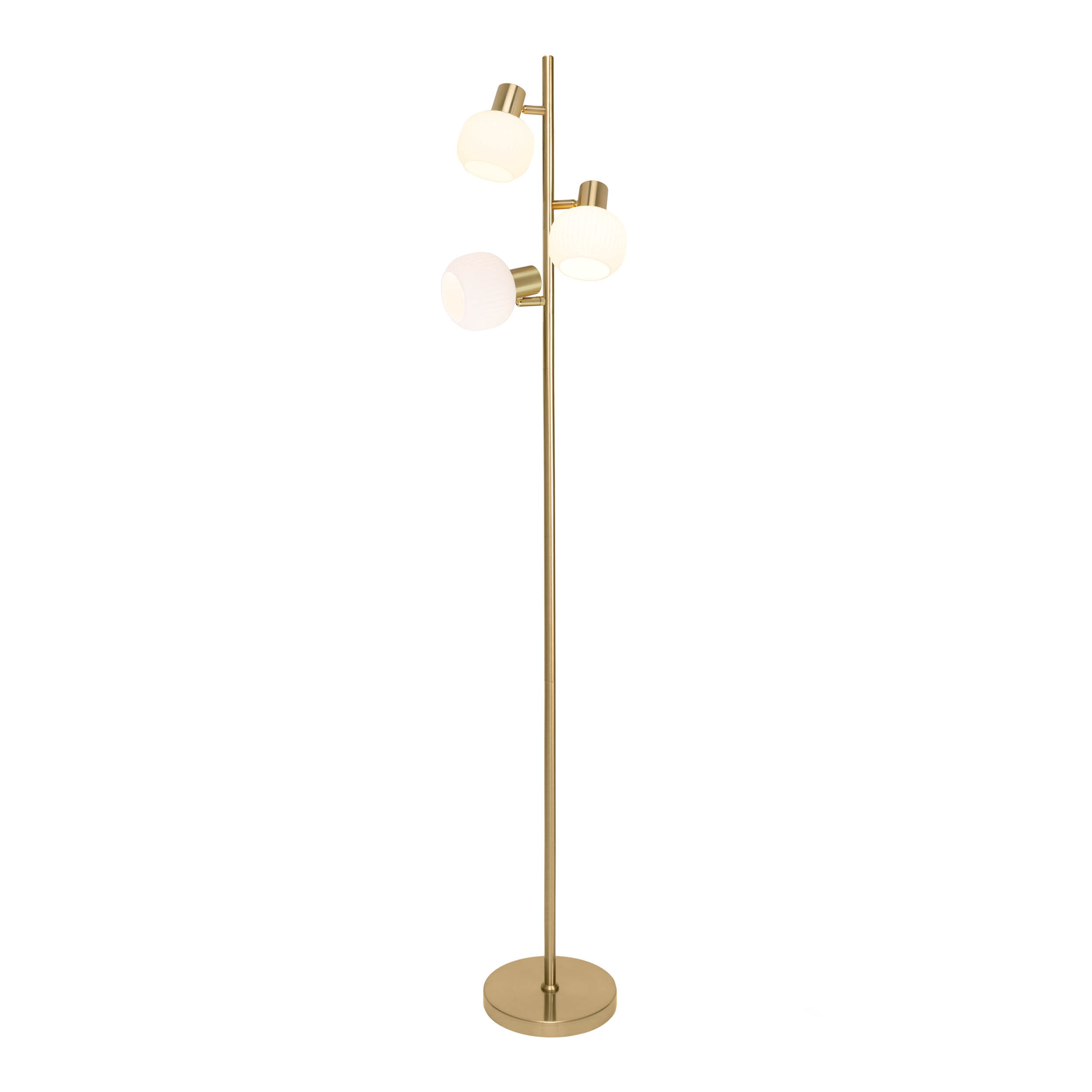 Eine goldene Stehlampe mit drei weißen Kugelleuchten. Die Lampe steht auf weißem Hintergrund.
