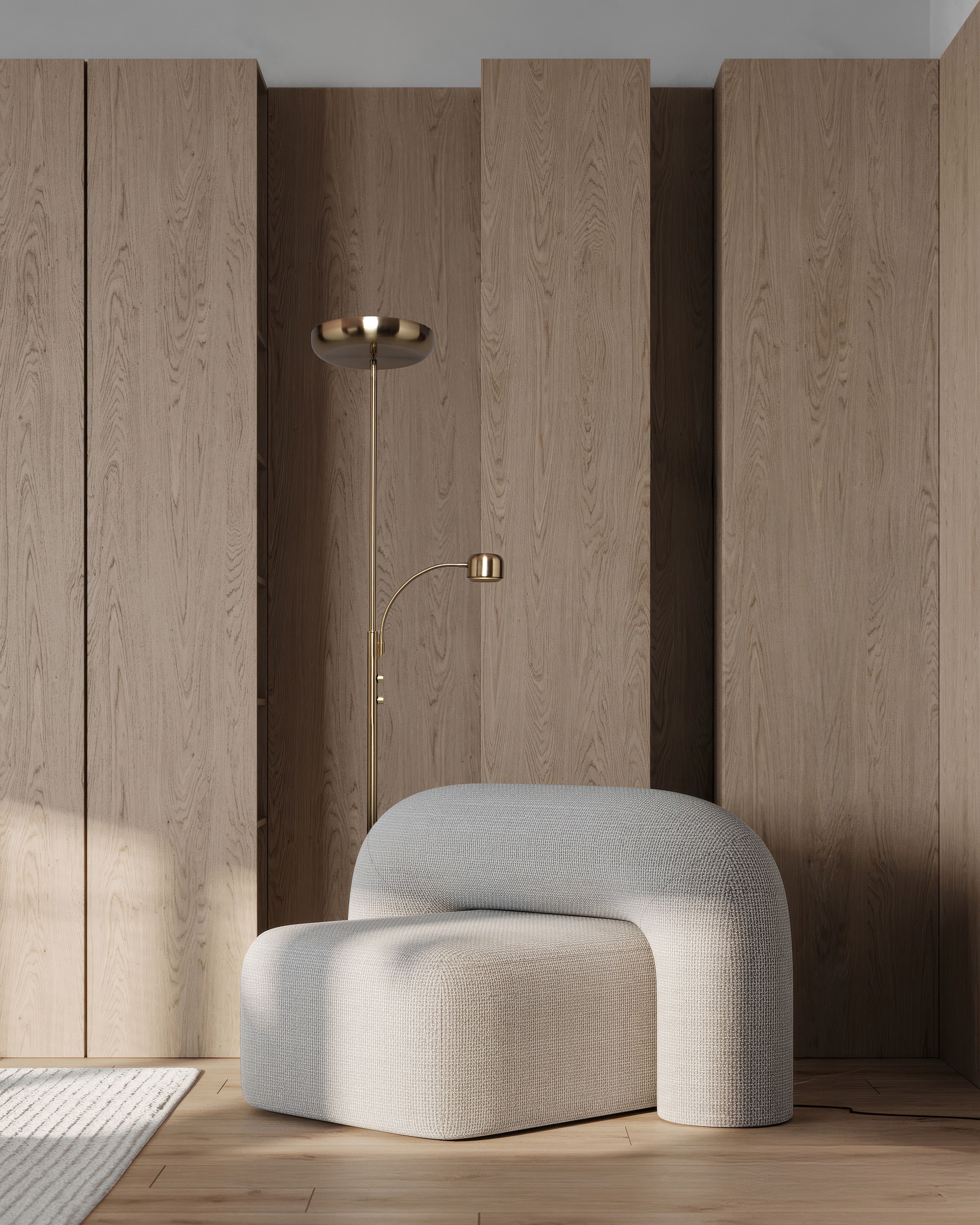 Ein modernes Zimmer mit hellgrauem, geschwungenem Sessel, goldener Lampe und Holzverkleidung. Ein Teppich und Holzboden sind ebenfalls vorhanden.