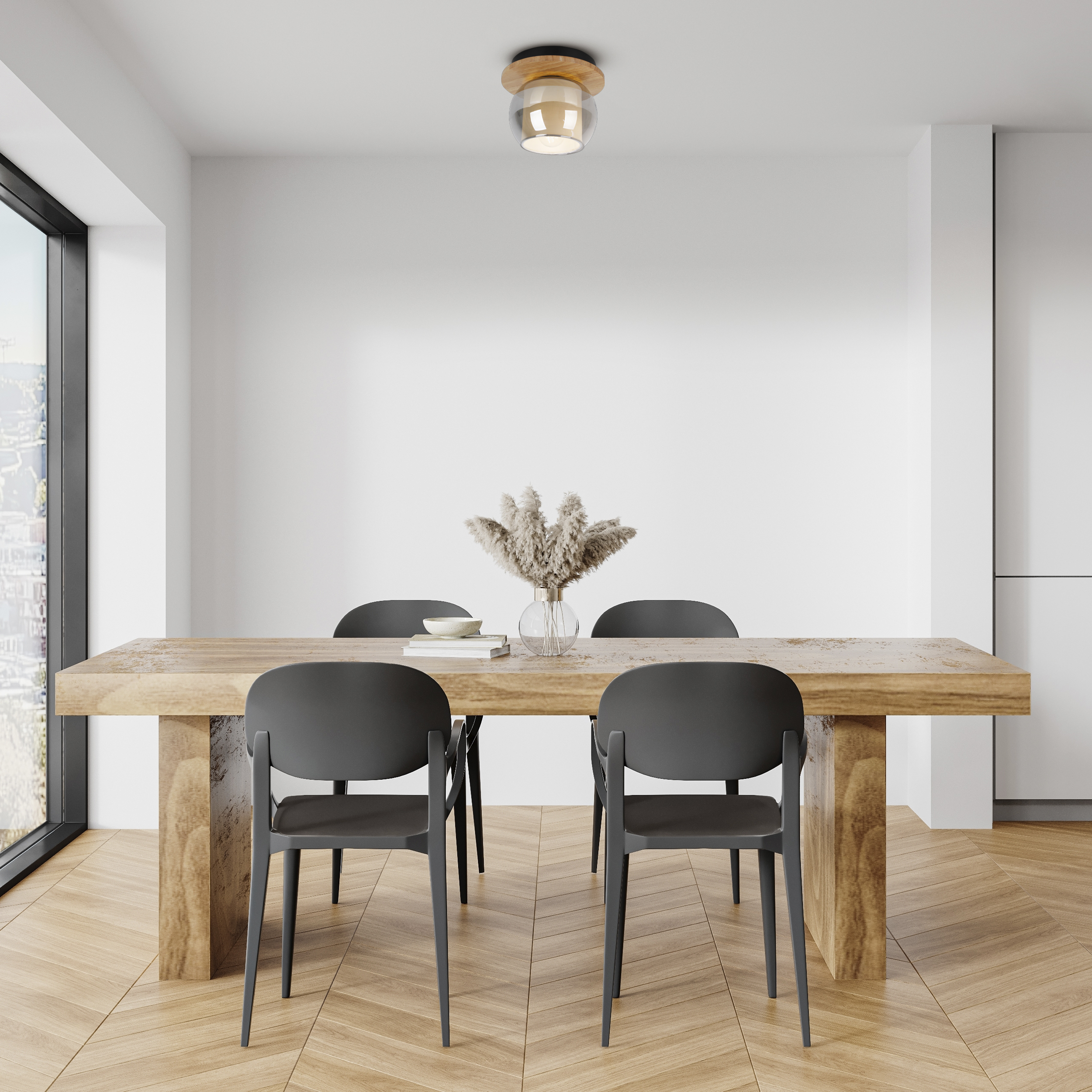 Esszimmer mit Holztisch und Stühlen. Eine Vase mit Blumen steht auf dem Tisch. Deckenleuchte.