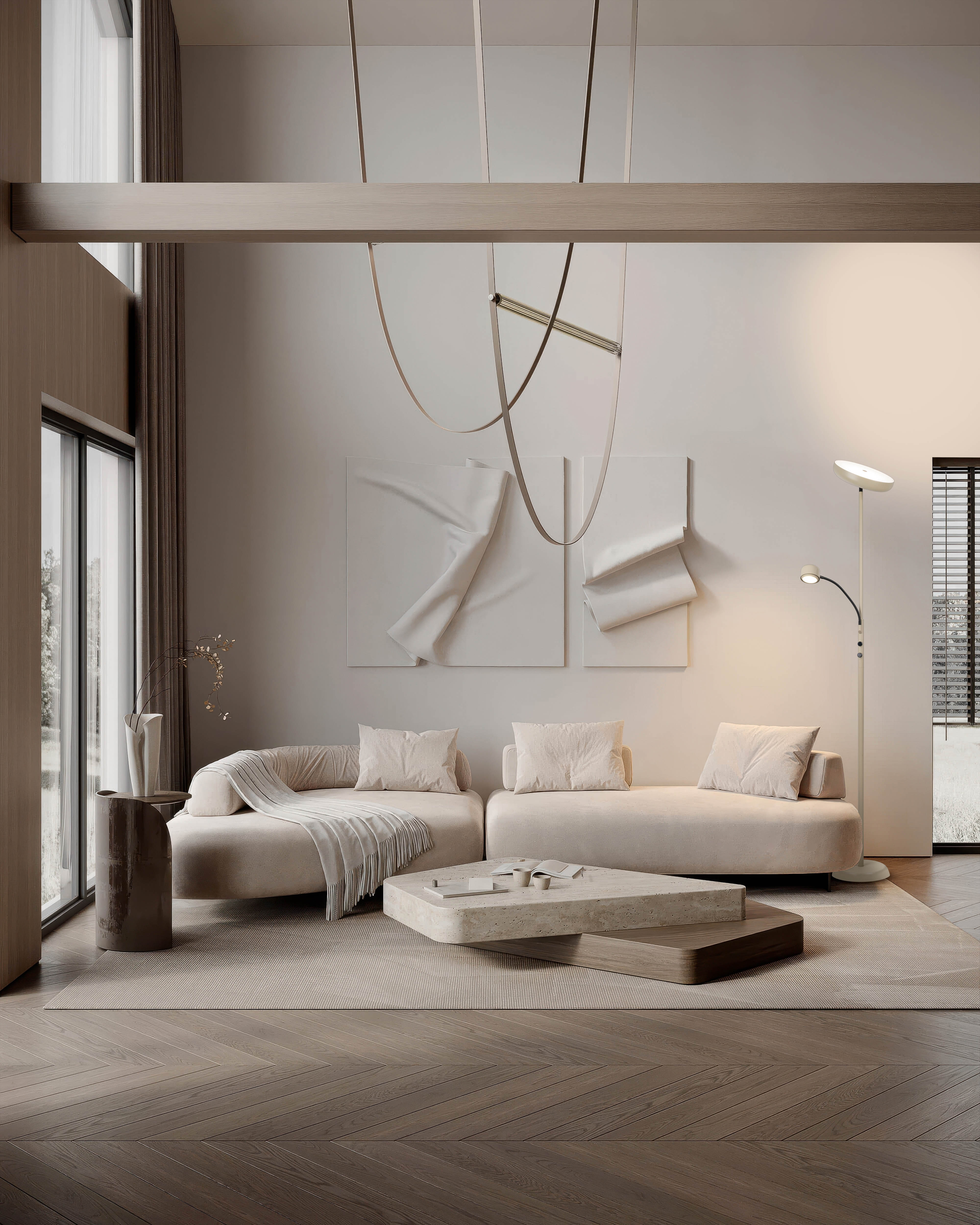 Ein modernes Wohnzimmer mit beigem Sofa, Steintisch, Holzboden und Kunst. Eine Stehlampe und große Fenster.