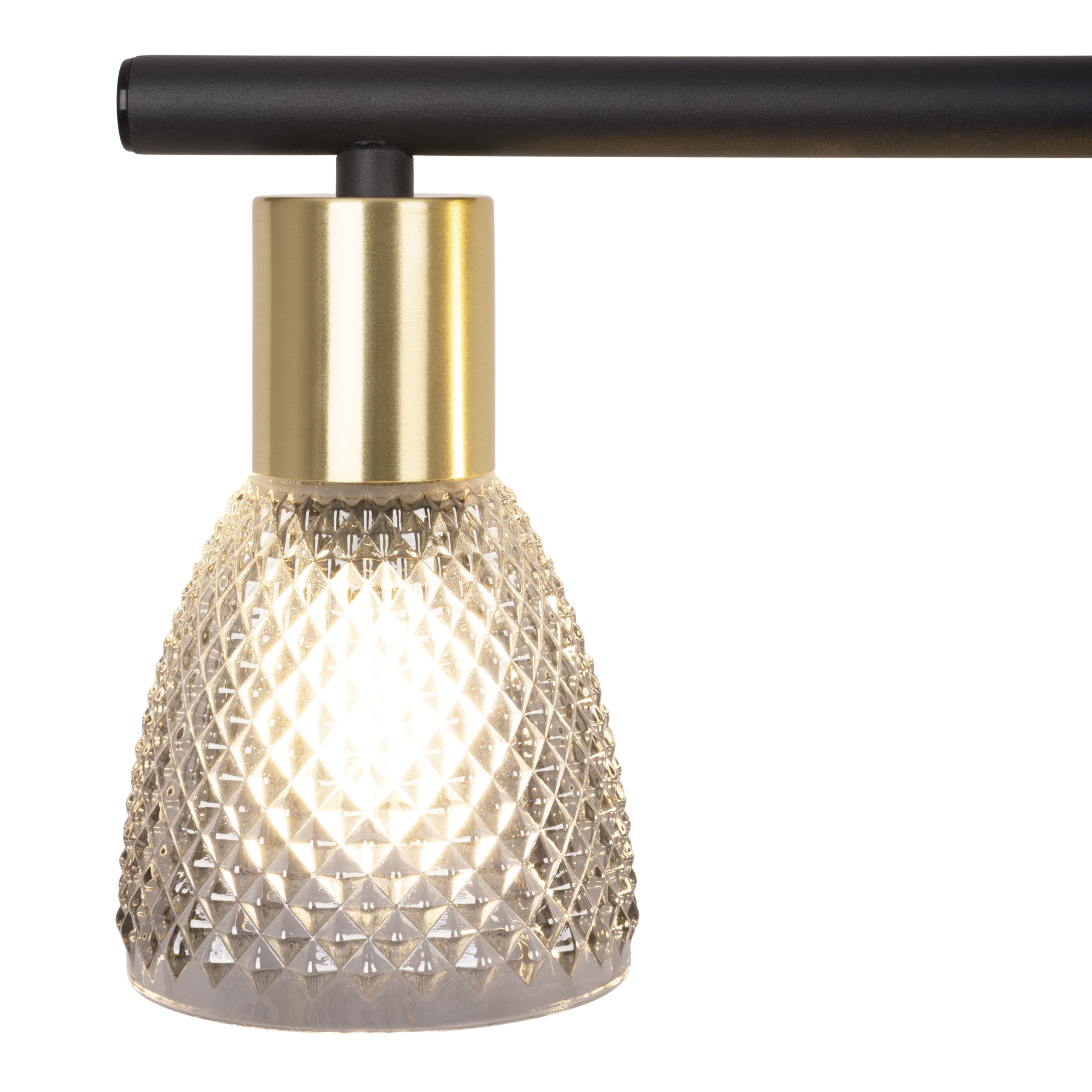 Nahaufnahme einer modernen Lampe. Sie hat einen schwarzen Arm, einen goldenen Kopf und einen Glasschirm mit Rautenmuster.