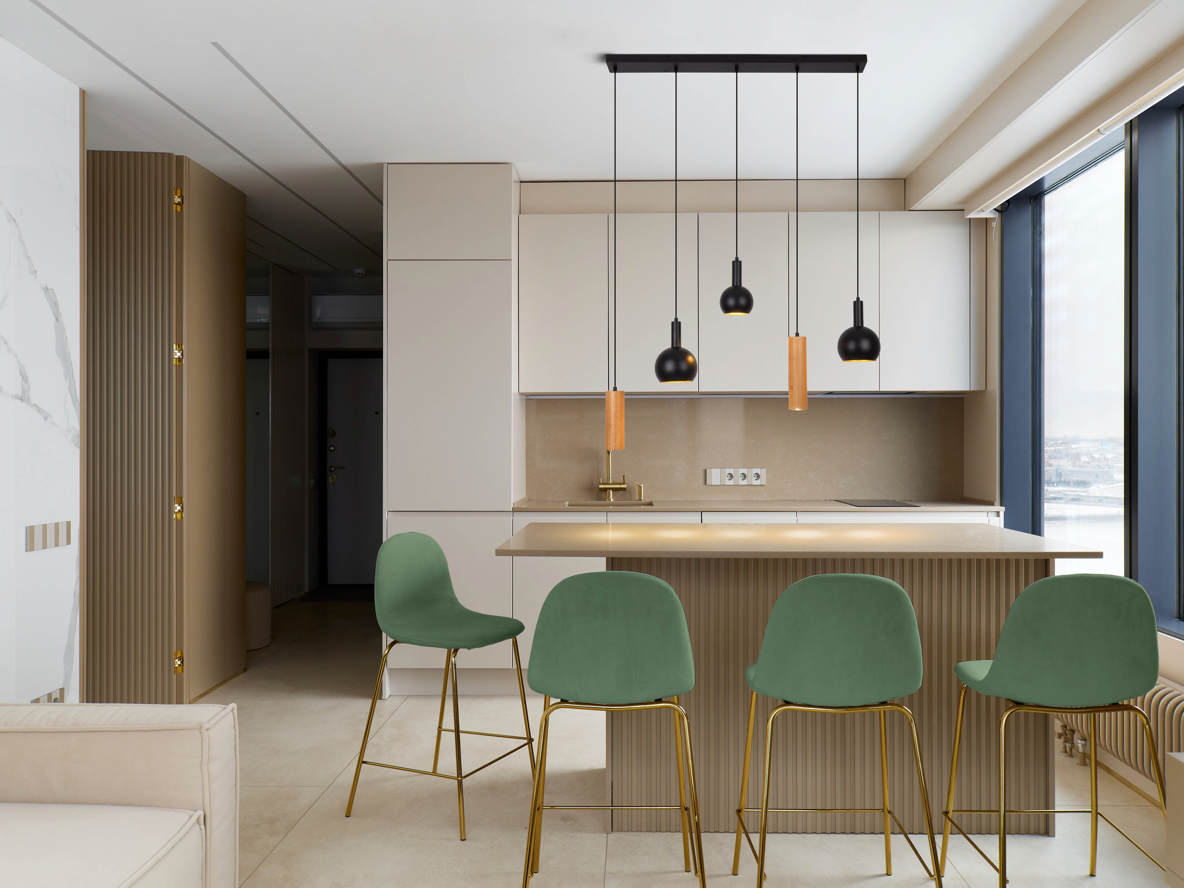 Moderne Küche mit grünen Barhockern. Schwarze Pendelleuchten hängen über der Insel. Beige Schränke und Wände.
