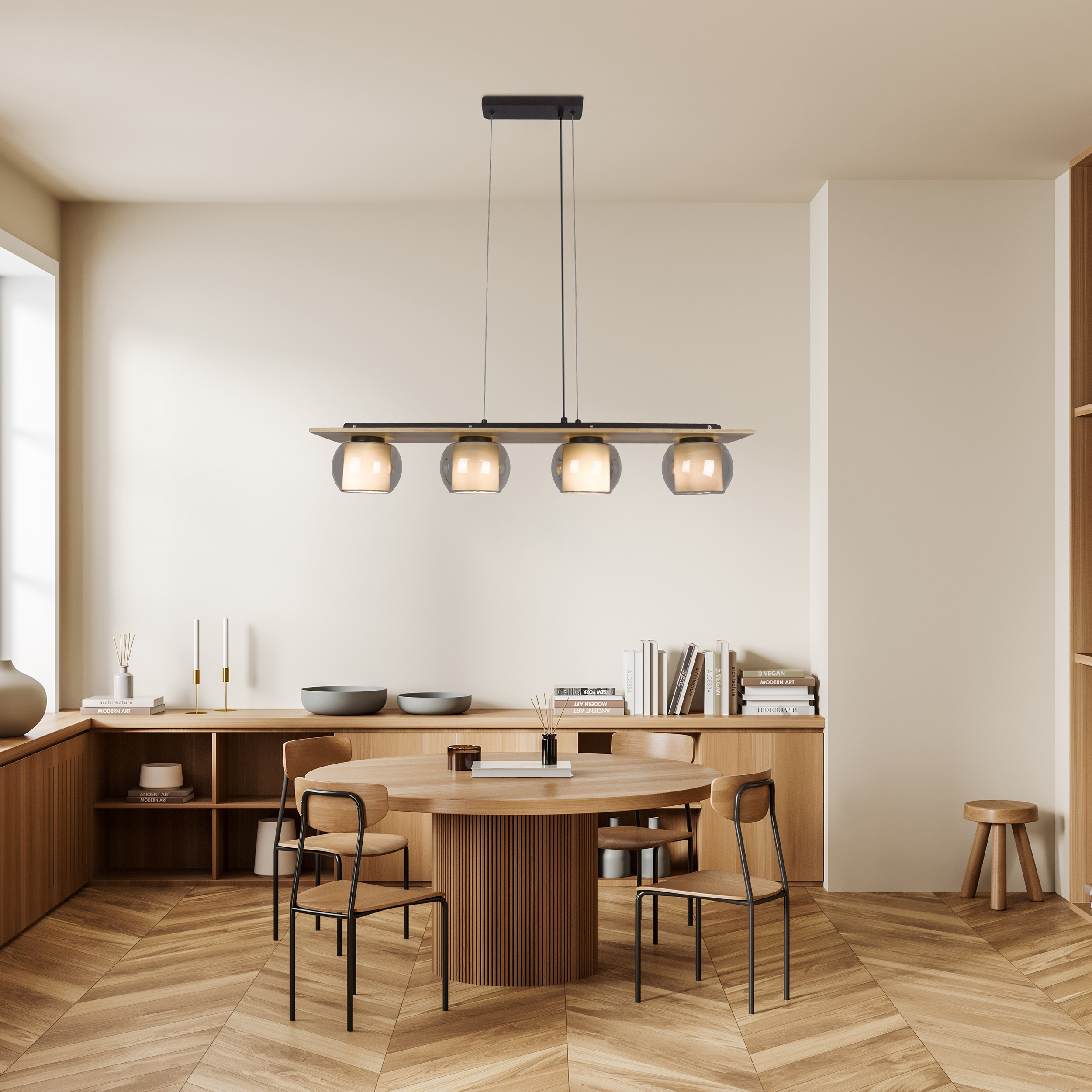 Esszimmer mit rundem Tisch, Stühlen, einem Holzbuffet und einem Kronleuchter mit vier Glühbirnen.