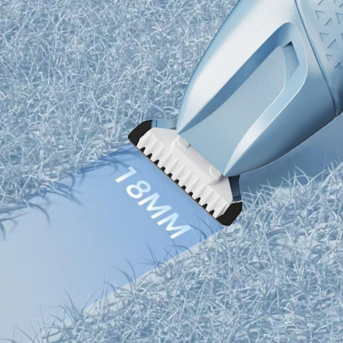 Ein blauer elektrischer Haarschneider mit einer 18-mm-Einstellung. Er schneidet durch ein Feld aus blauem Gras. Der Trimmer befindet sich oben rechts im Bild.