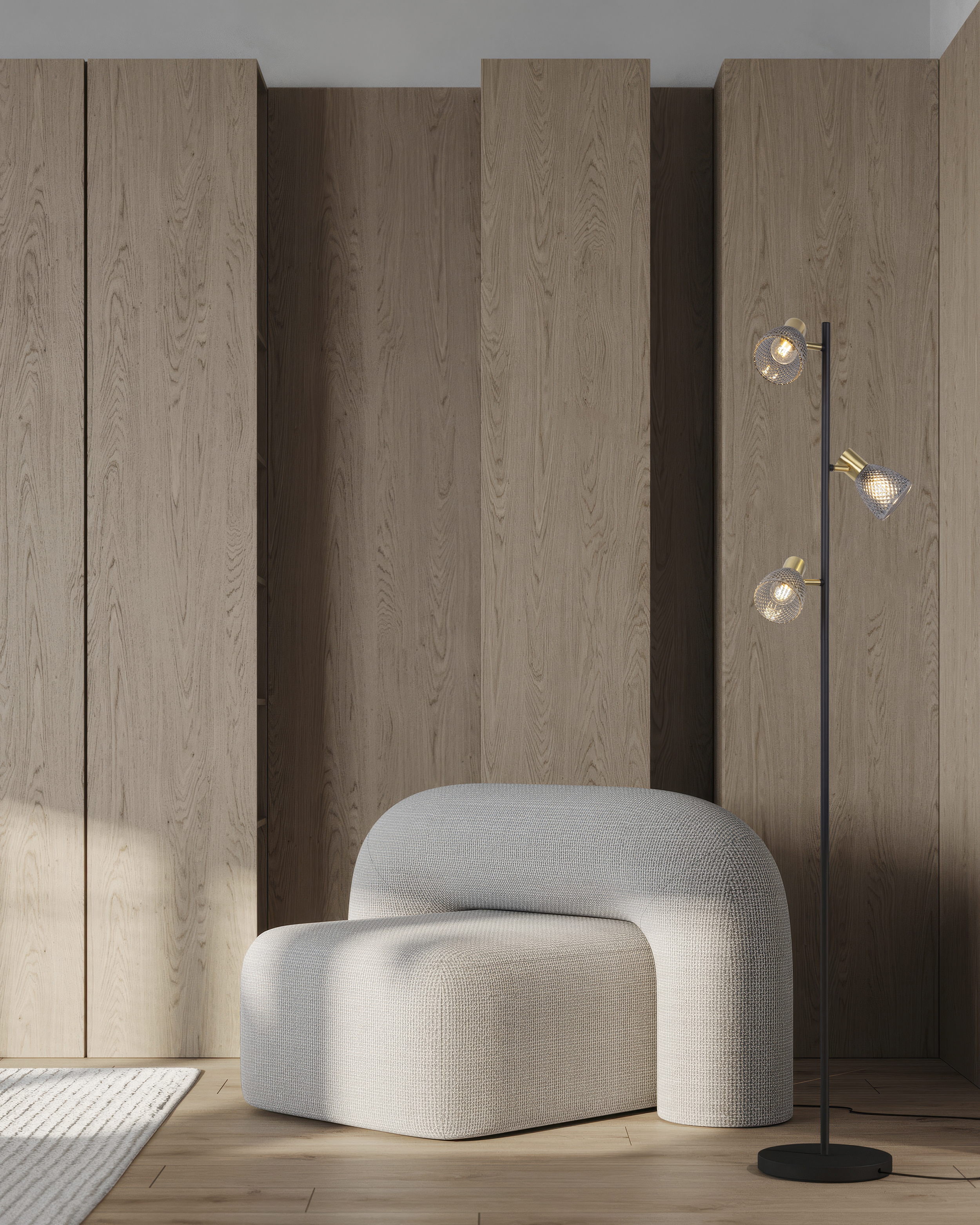 Ein moderner Raum mit einem geschwungenen cremefarbenen Stuhl, einer Holzpaneelwand und einer Stehlampe.