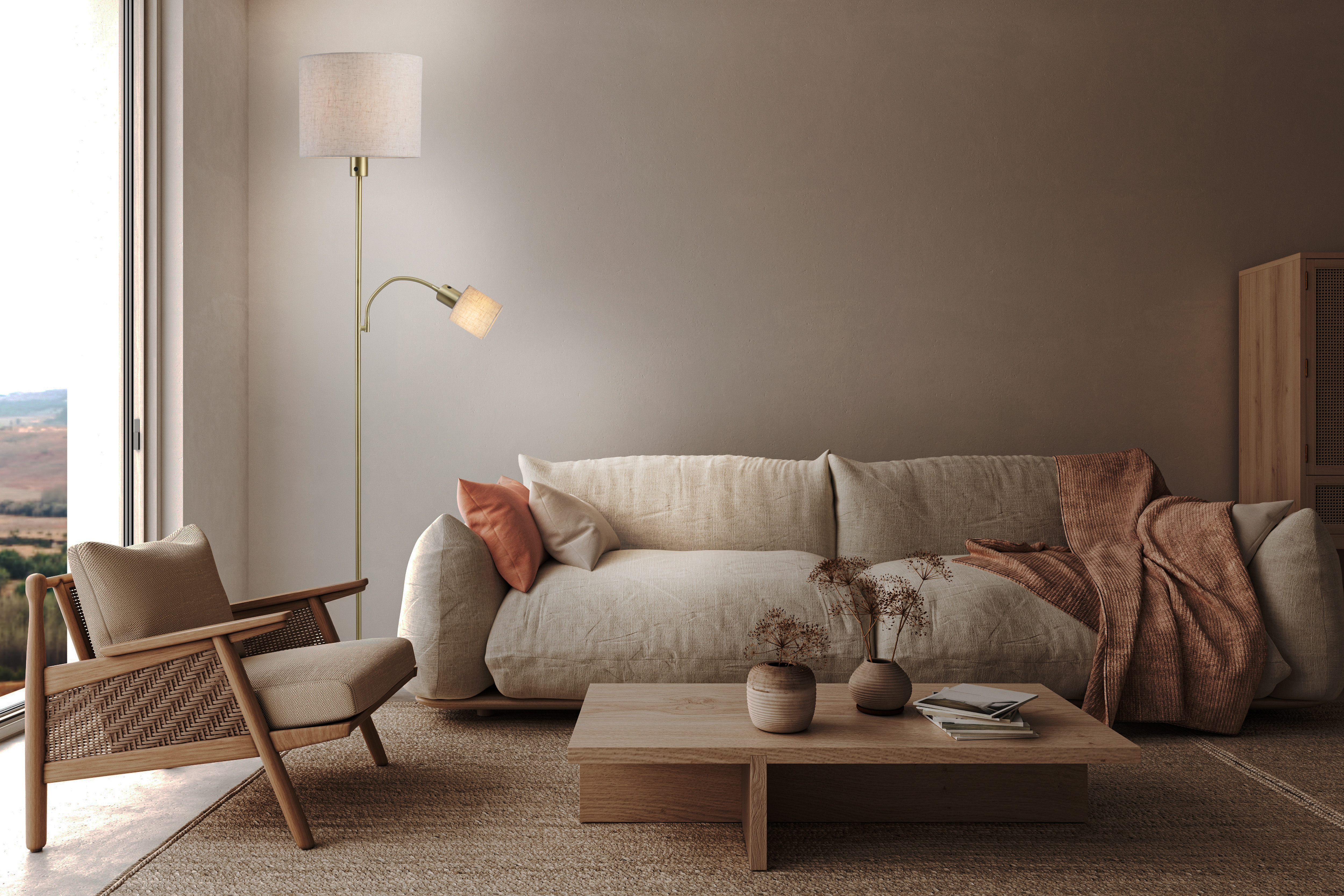 Ein Wohnzimmer mit Sofa, Stuhl, Lampe, Couchtisch und Teppich. Neutrale Töne und natürliches Licht schaffen eine gemütliche Atmosphäre.