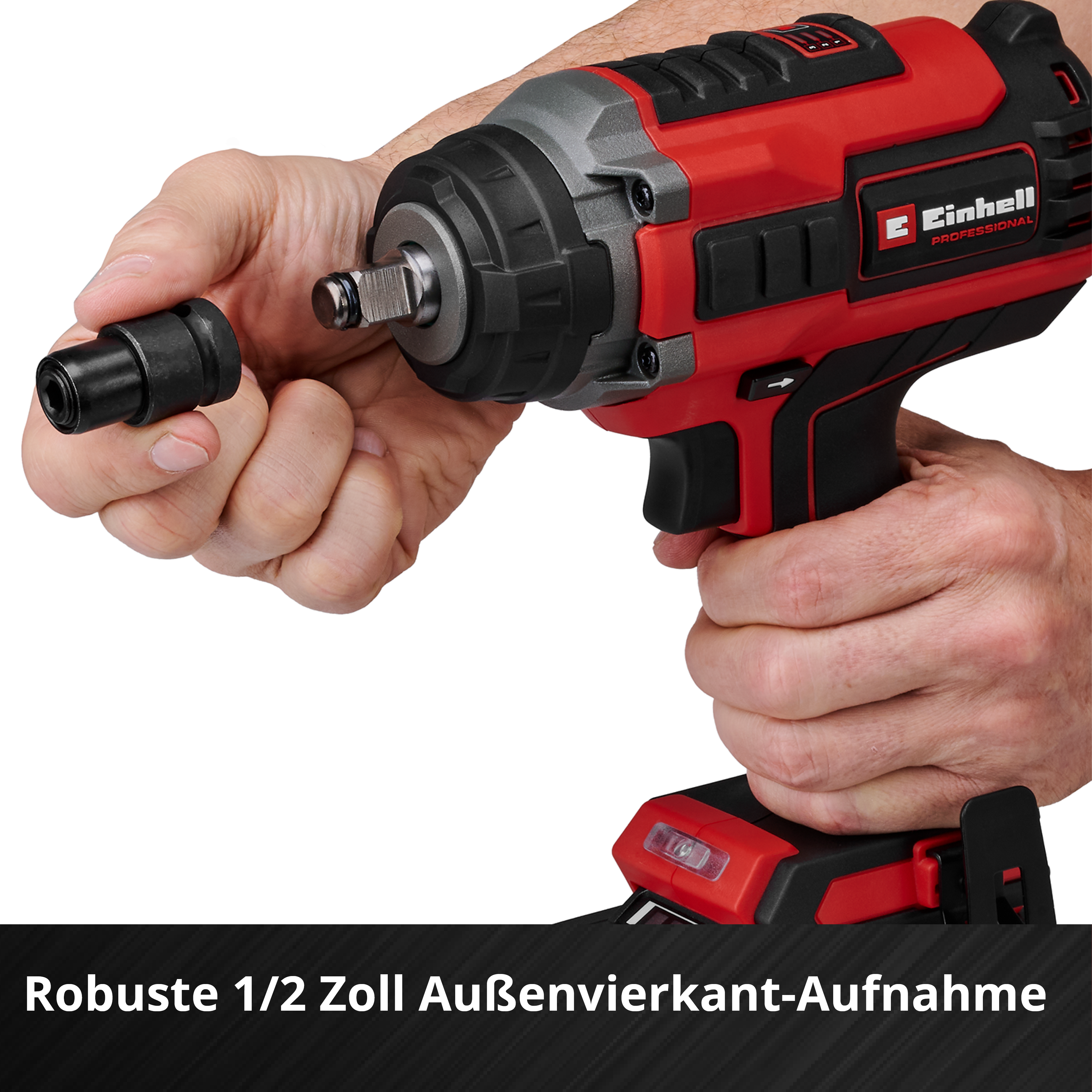 Eine Person hält ein rot-schwarzes Elektrowerkzeug. Eine Hand hält einen schwarzen Aufsatz, die andere den Griff.