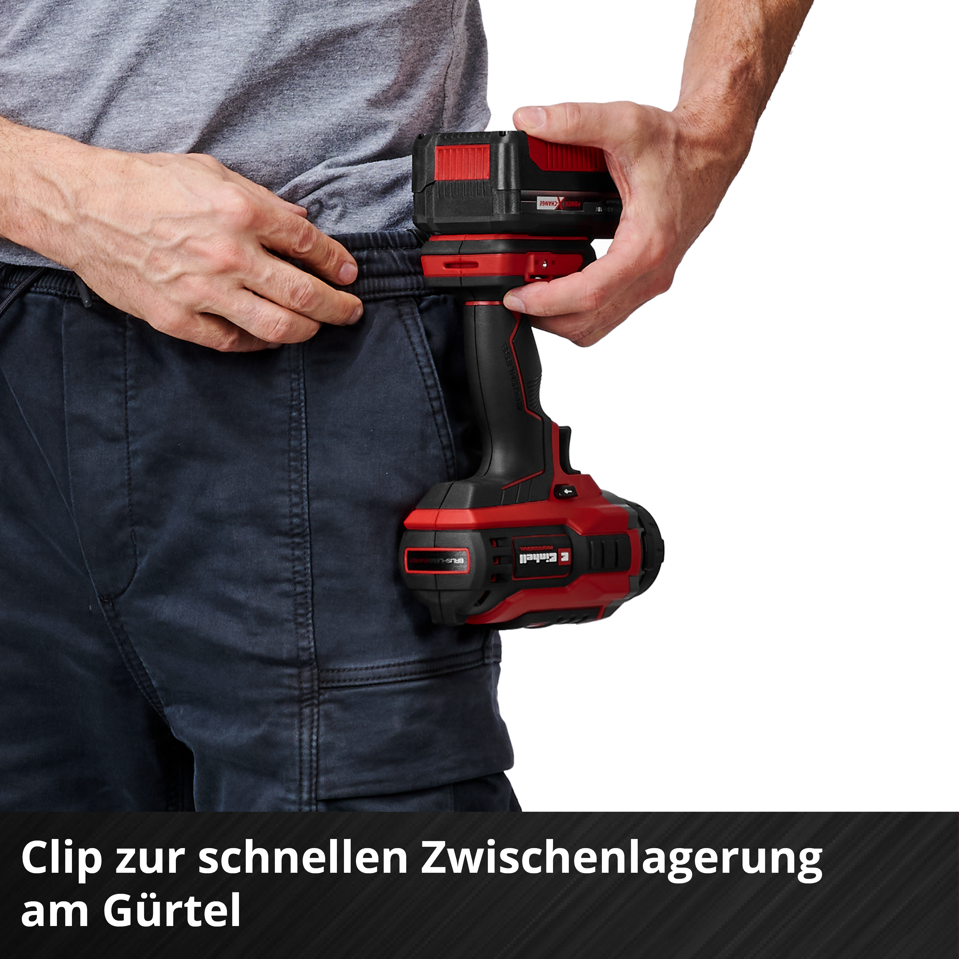 Eine Person hält einen rot-schwarzen Bohrer, der an ihrer Hose befestigt ist. Der Bohrer hat eine Batterie. Der Hintergrund ist weiß.