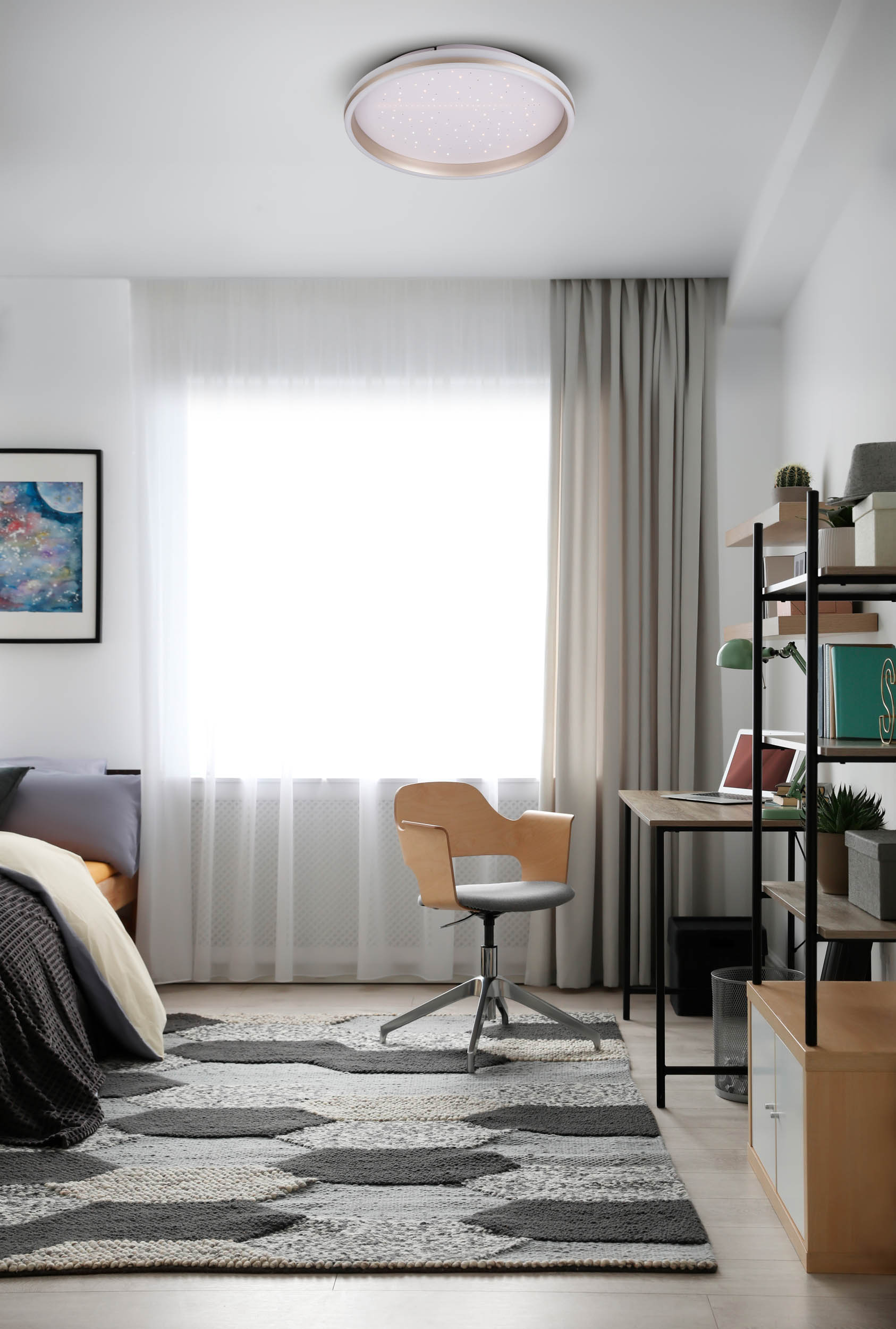 Schlafzimmer mit Bett, Teppich, Schreibtisch, Stuhl und Regalen. Im Hintergrund ein großes Fenster mit Vorhängen.