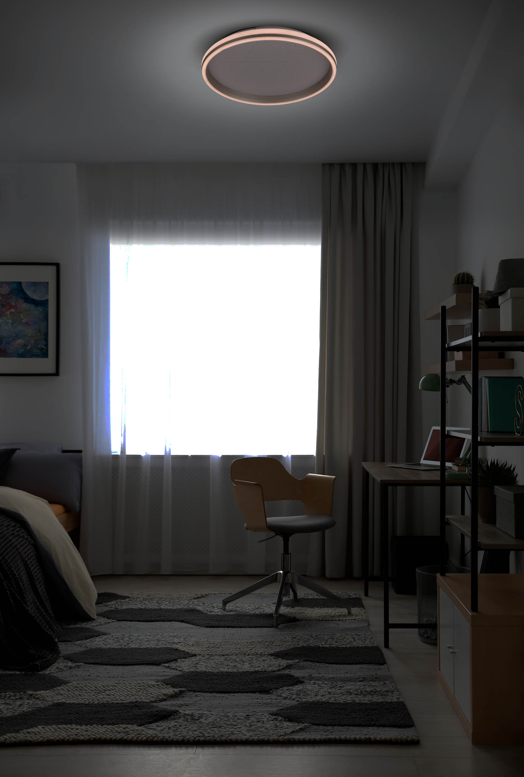 Schlafzimmer mit Fenster, Schreibtisch, Stuhl und Teppich. Eine runde Leuchte an der Decke.