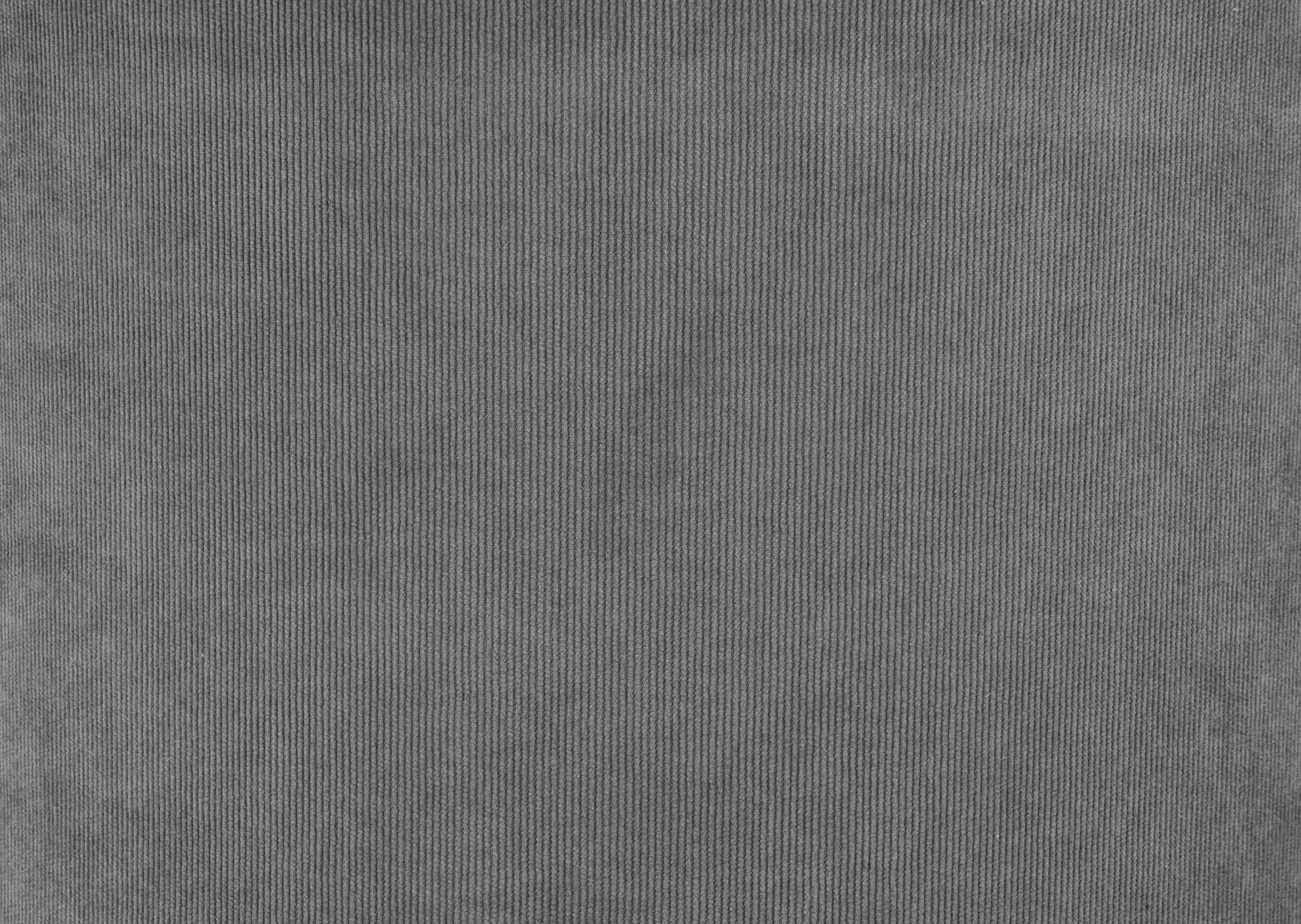 Nahaufnahme von grauem Cordstoff. Vertikale, parallele Rippen erzeugen Textur. Der Stoff wirkt weich und farblich einheitlich.