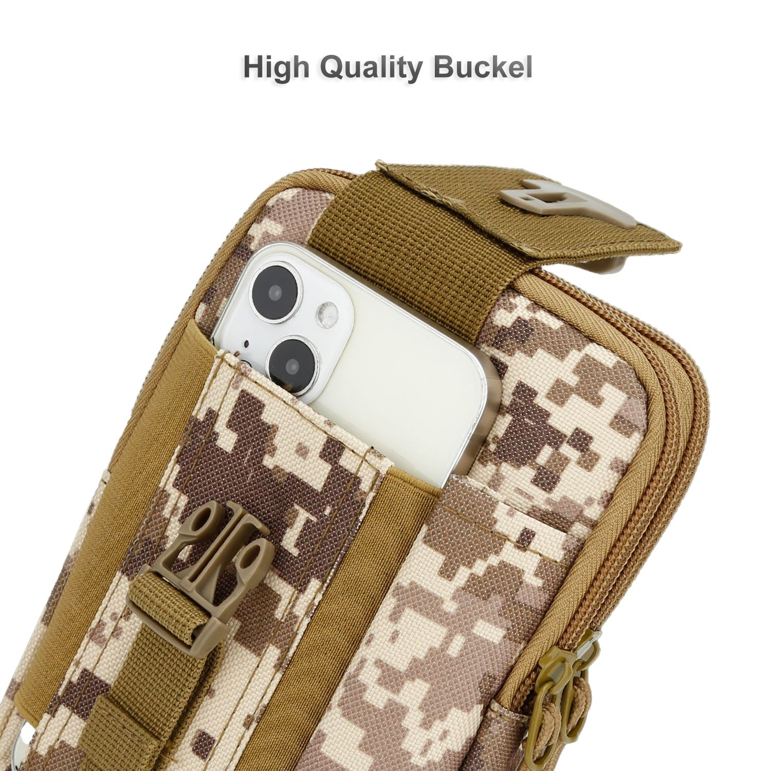 Eine Camouflage-Handyhülle hält ein weißes Telefon. Die Hülle hat eine Schnalle und einen braunen Riemen. Der Hintergrund ist weiß.
