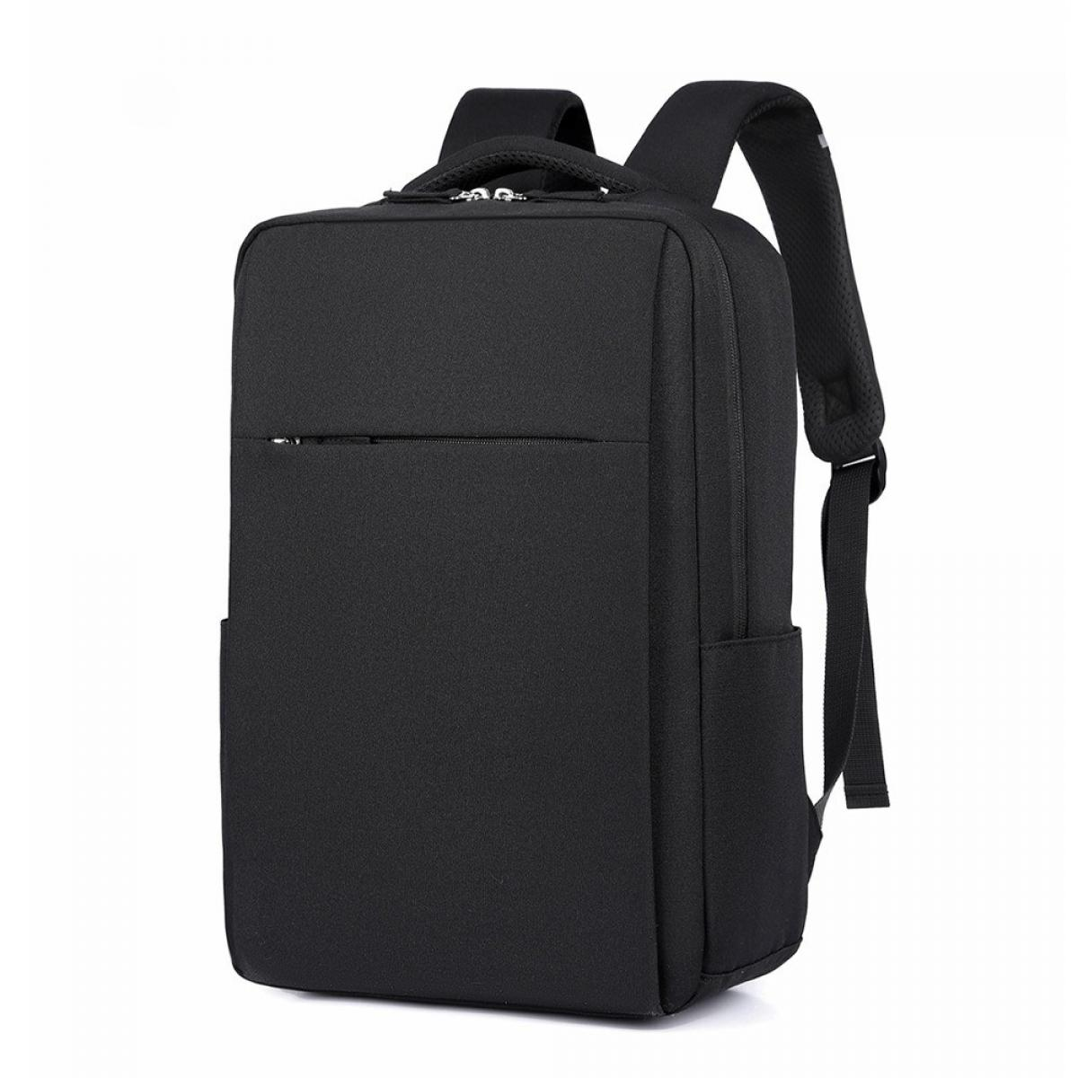 Ein schwarzer Rucksack steht vor weißem Hintergrund. Er hat eine Fronttasche, Schultergurte und einen oberen Griff.