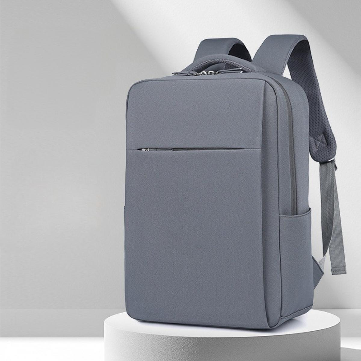 Ein grauer Rucksack mit Griff und Schultergurten steht auf einem weißen Sockel. Er hat eine Vordertasche und einen Reißverschluss.