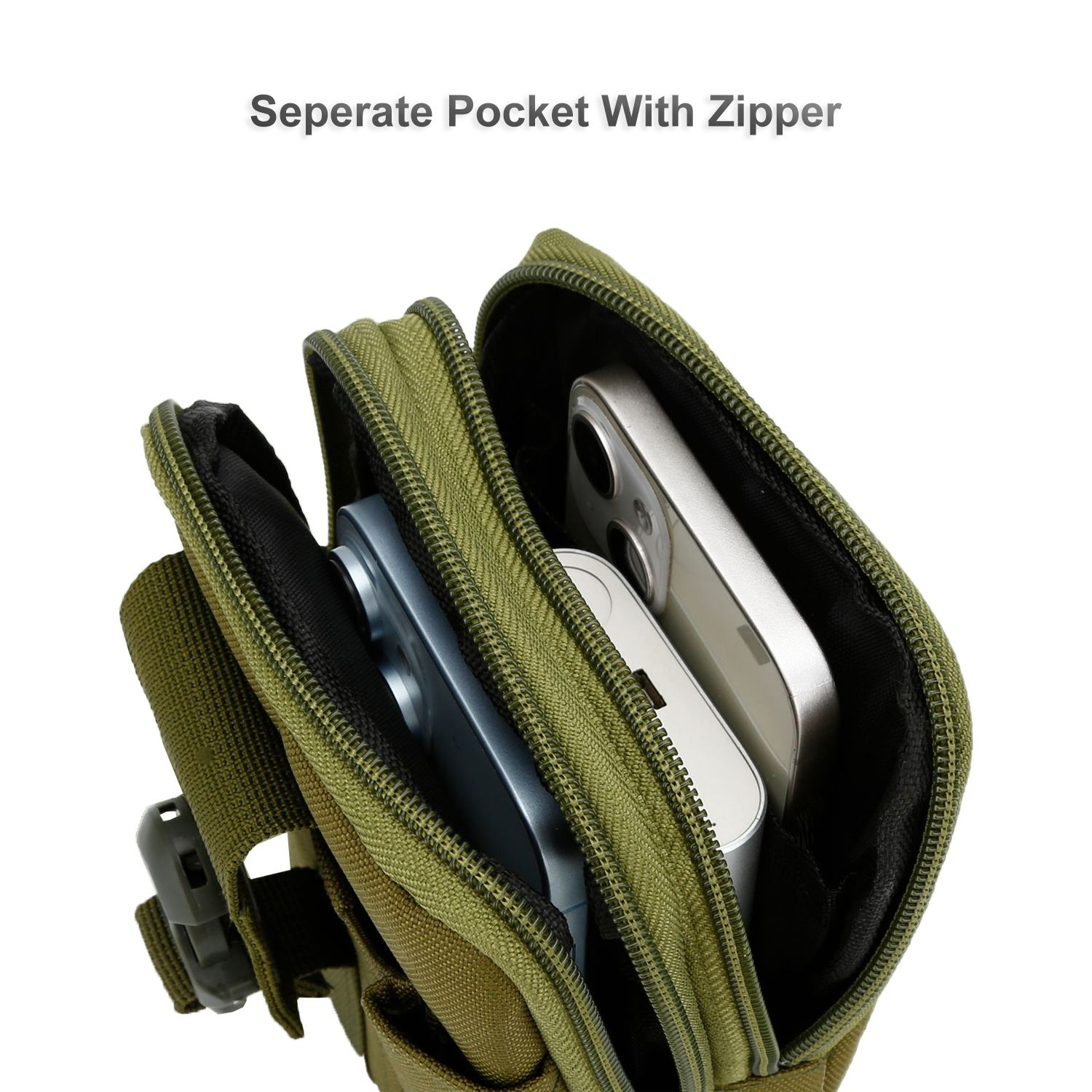 Grüne Tasche mit offenen Fächern. In einem befindet sich ein Telefon, in einem anderen eine Powerbank. Reißverschlüsse und Riemen sichtbar. Weißer Hintergrund.