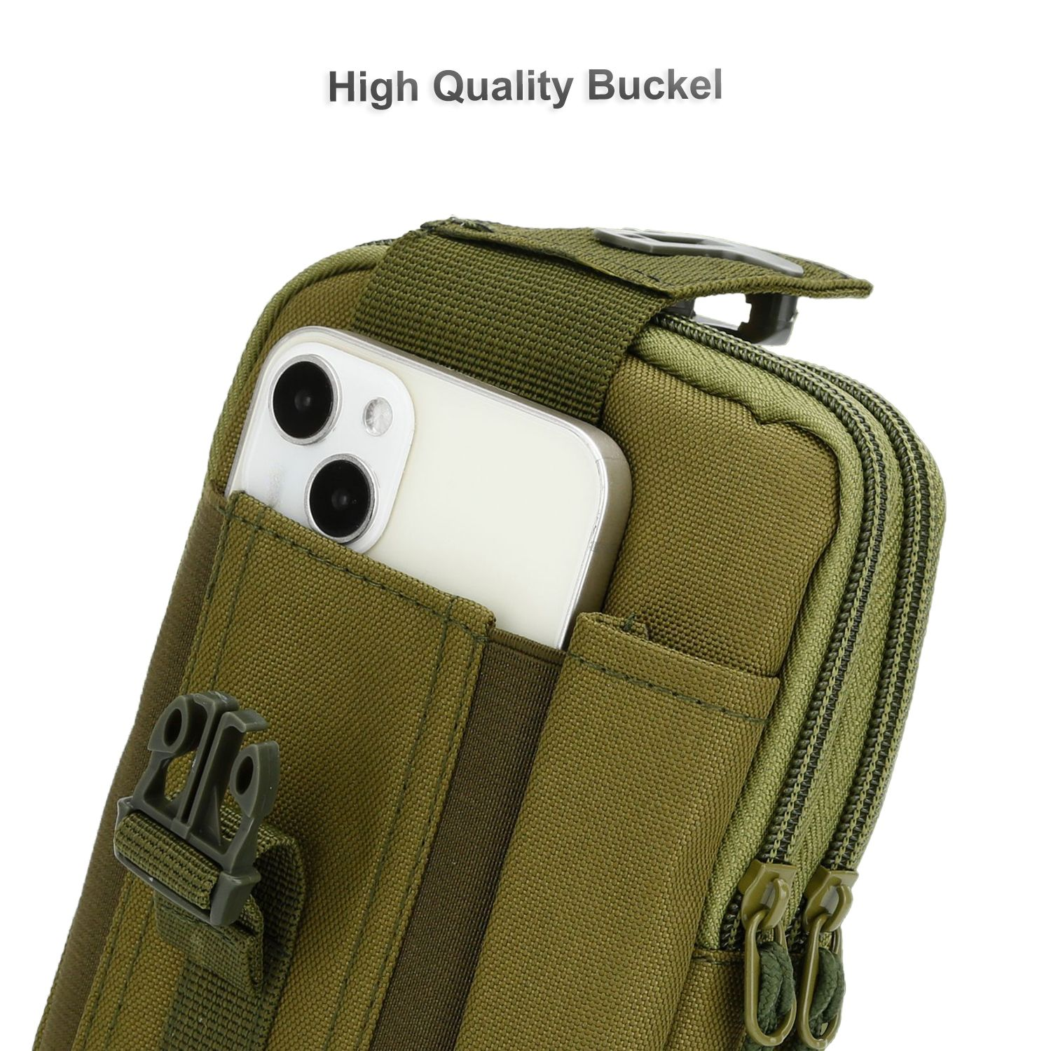 Olivgrüne Tasche mit Handy. Die Tasche hat eine Schnalle, Reißverschlüsse und einen Riemen. Der Hintergrund ist weiß.