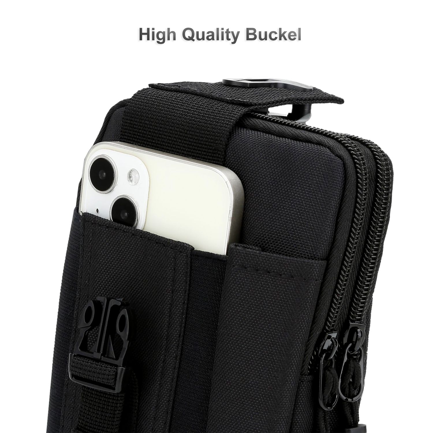 Schwarze Tasche mit einem Telefon darin. Die Tasche hat einen Reißverschluss und eine Schnalle. Das Telefon ist weiß und hat eine Dual-Objektiv-Kamera.