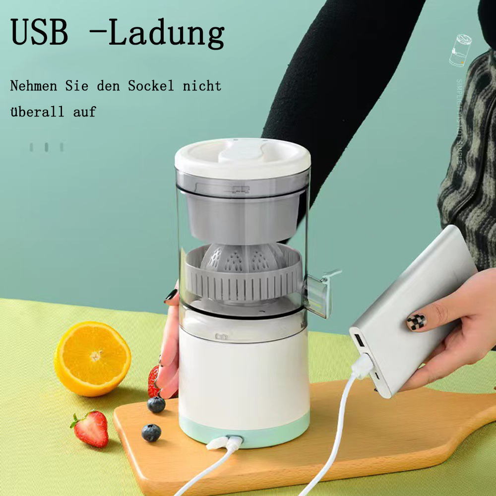 Entsafter mit Ladekabel, halbe Orange, Erdbeeren, Blaubeeren auf Holzbrett. Hand hält Powerbank.