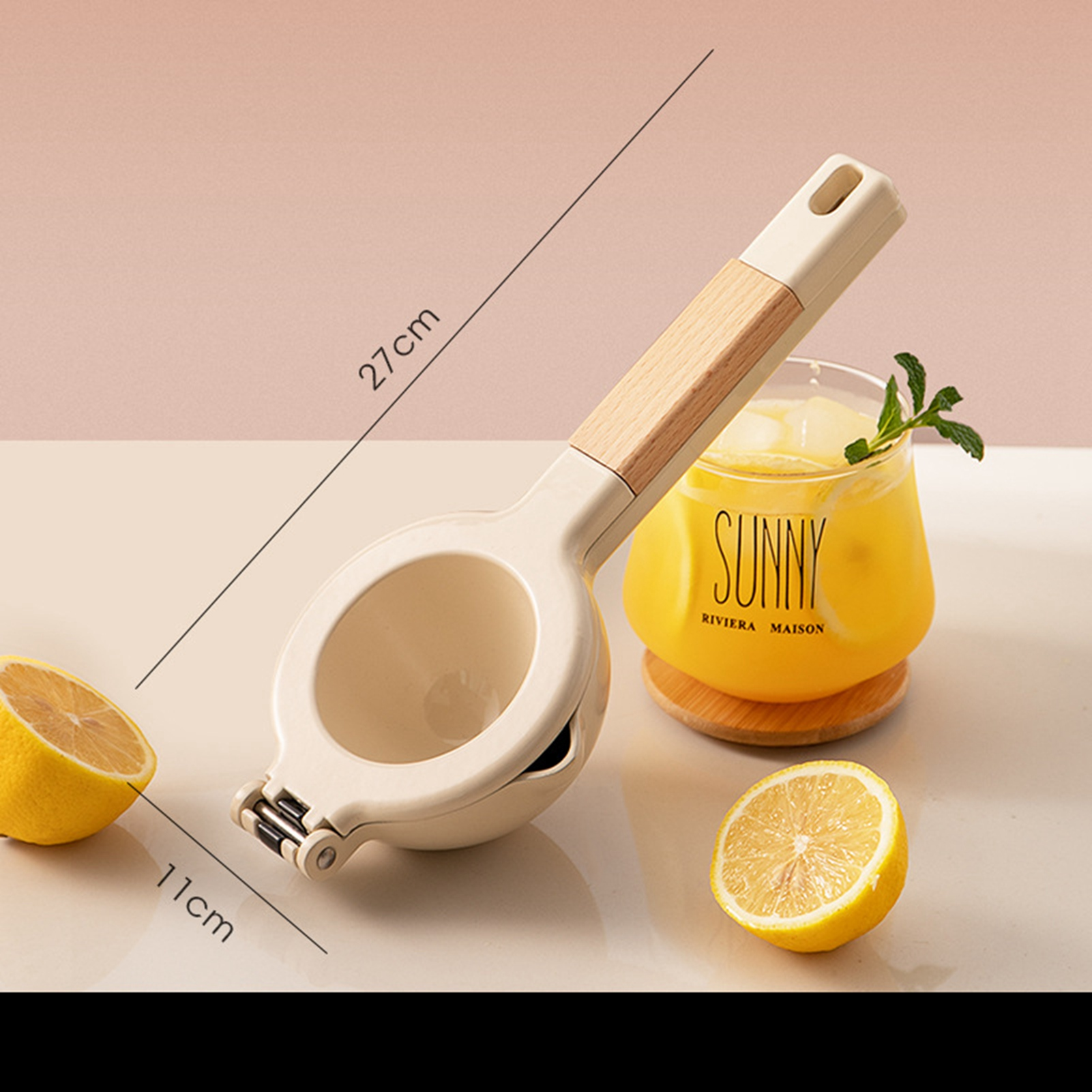 Eine Zitronenpresse, halbierte Zitronen und ein Glas Saft mit der Aufschrift 'Sunny'. Abmessungen sind mit Linien versehen.