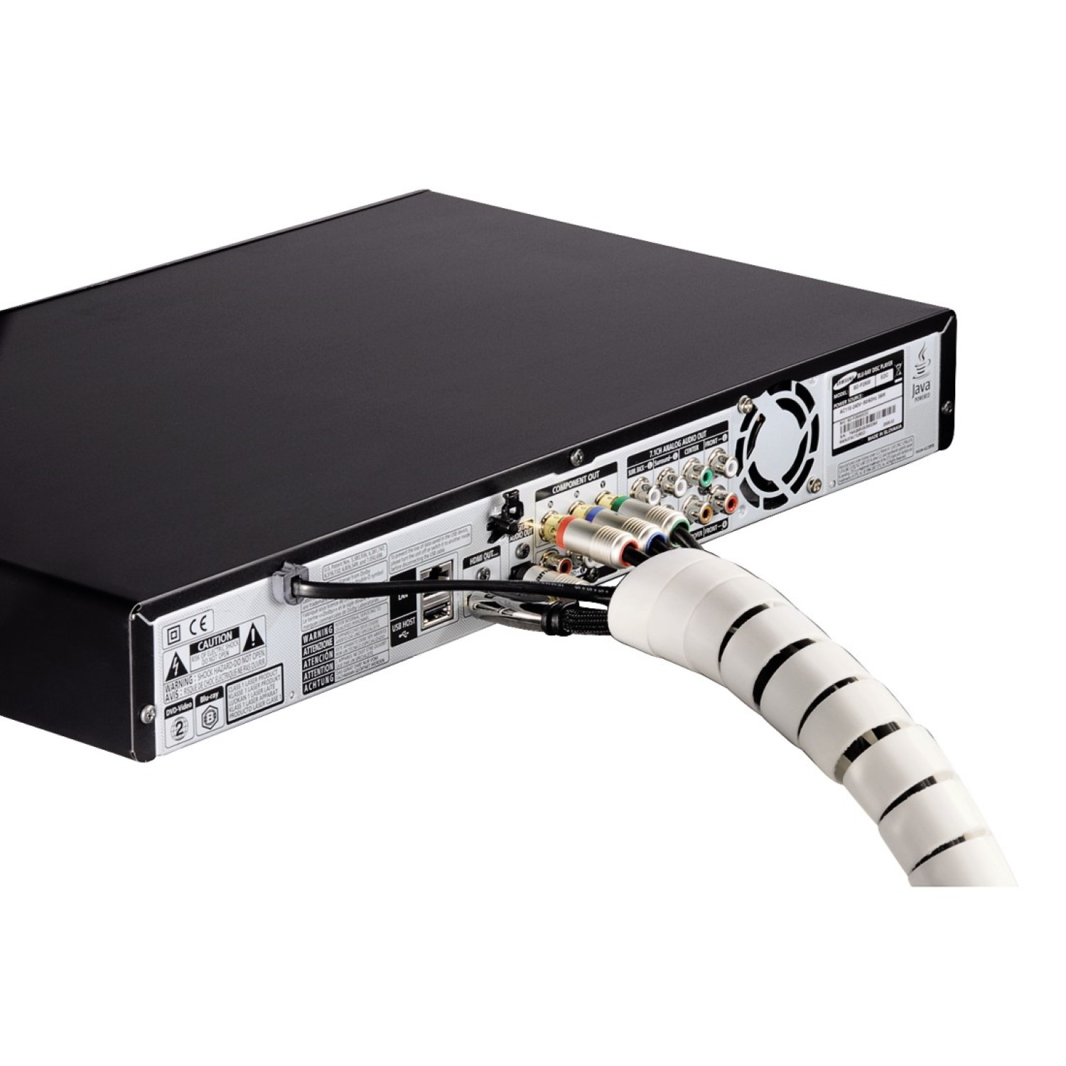 Rückansicht eines schwarzen DVD-Players mit verschiedenen Eingangsanschlüssen und einer weißen Kabelabdeckung. Kabel sind angeschlossen. Der Hintergrund ist schlicht weiß.