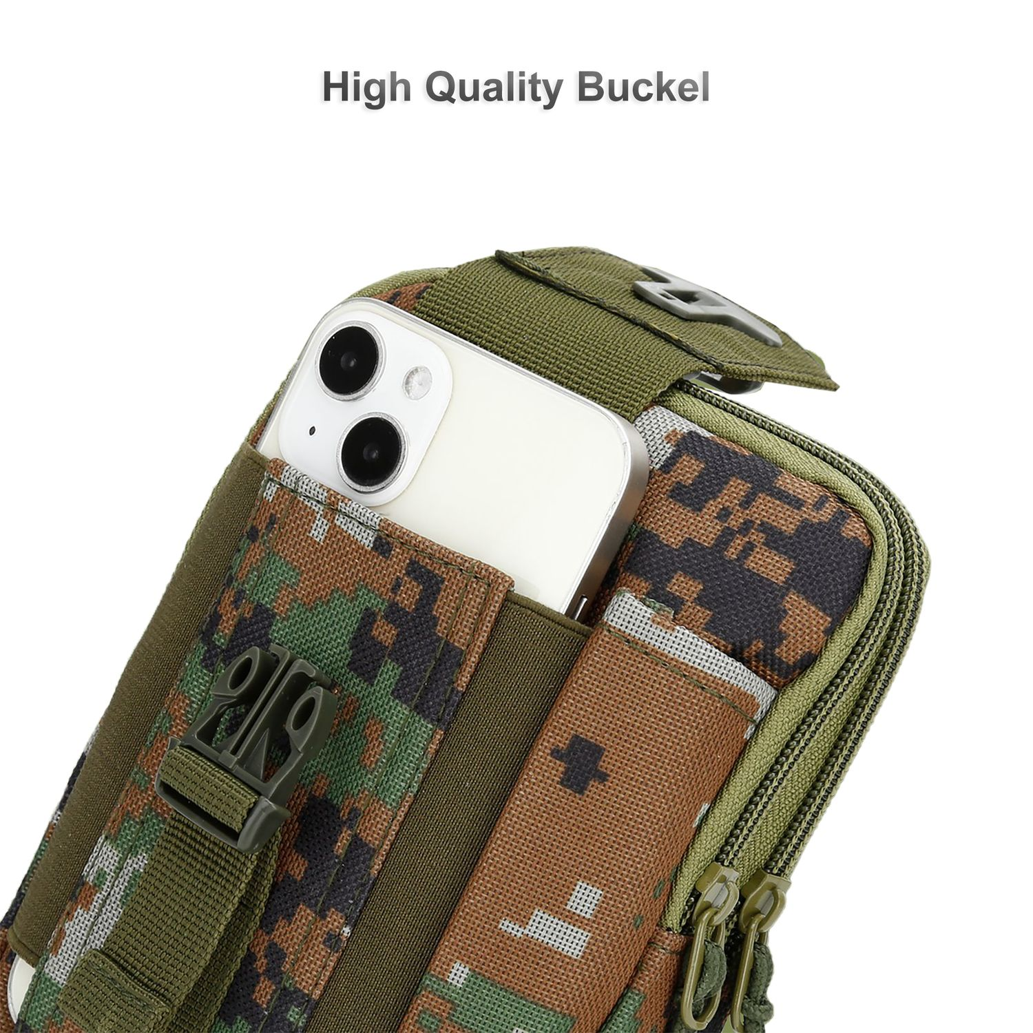 Eine Camouflage-Handyhülle hält ein weißes Telefon. Die Hülle hat einen grünen Riemen und eine Schnalle. An der Seite befindet sich ein Reißverschluss.