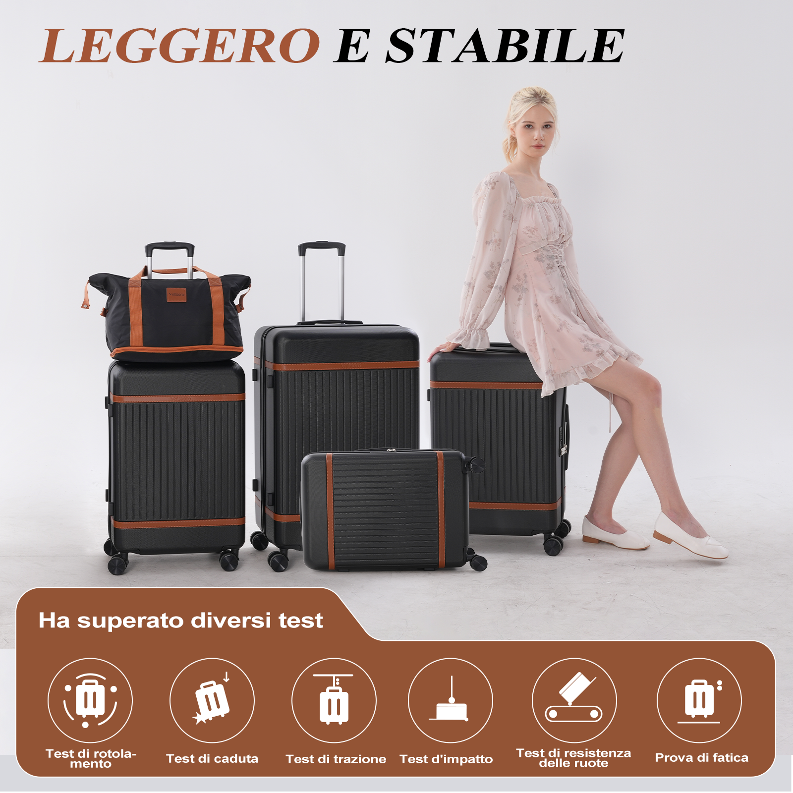 Una donna in abito è seduta su una valigia. Vengono mostrate diverse valigie nere con finiture marroni. Il testo recita 'Leggero e Stabile'.
