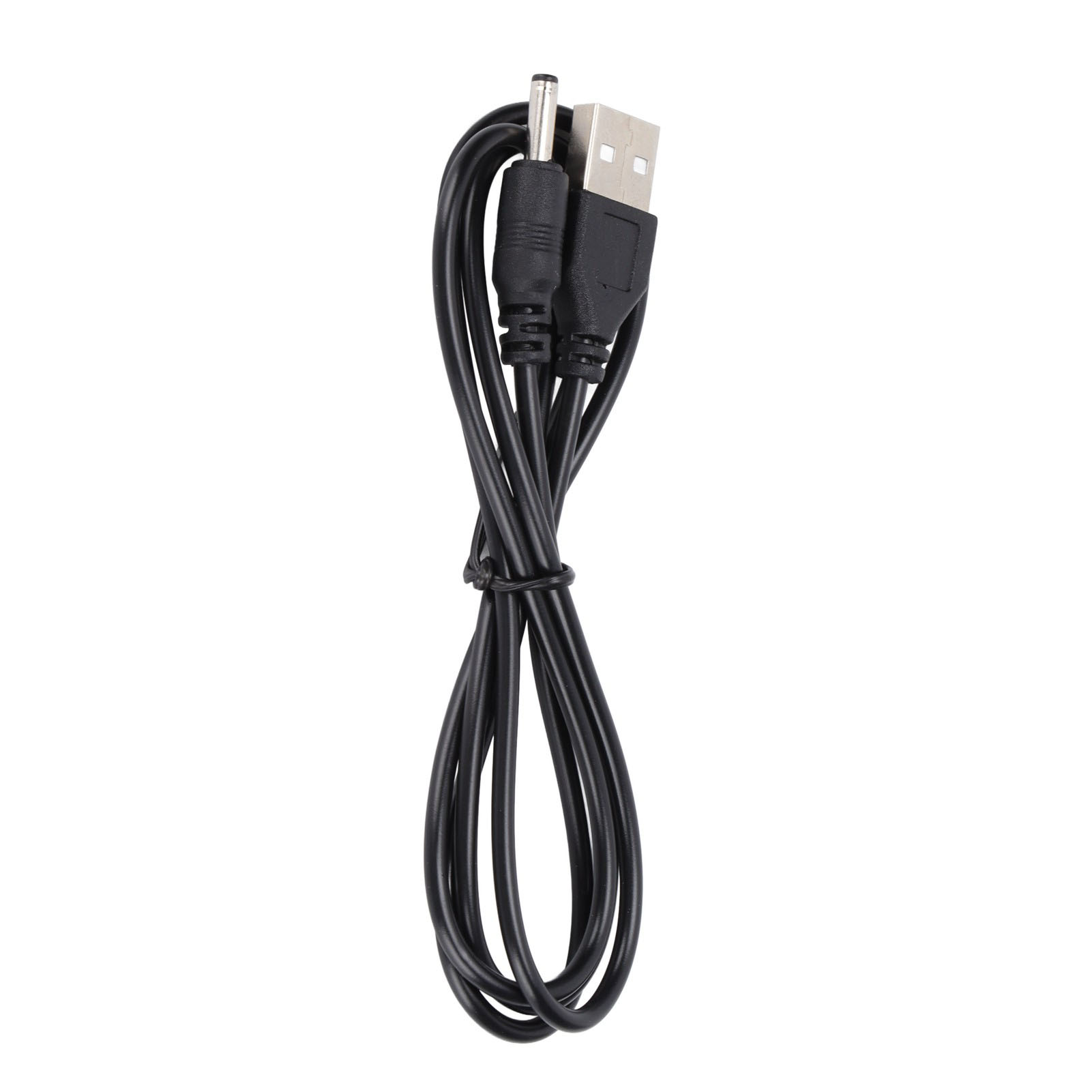 Schwarzes USB-Ladekabel. Es hat einen USB-A- und einen DC-Anschluss. Das Kabel ist geschlungen und gebunden.
