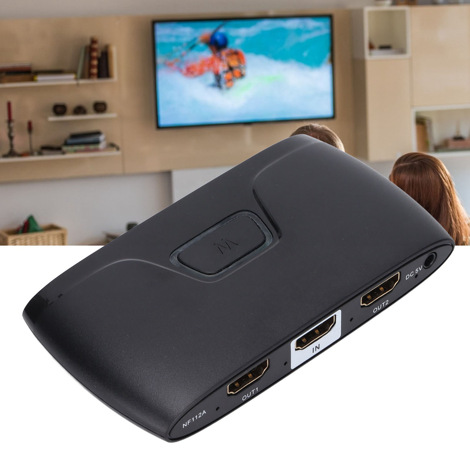 Schwarzer HDMI-Switch mit mehreren Anschlüssen, TV im Hintergrund, Surfer, zwei Personen im Hintergrund.