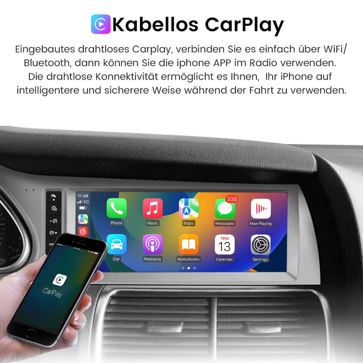 Ręka trzyma iPhone'a z CarPlay. Deska rozdzielcza samochodu pokazuje interfejs CarPlay z ikonami aplikacji i kalendarzem.