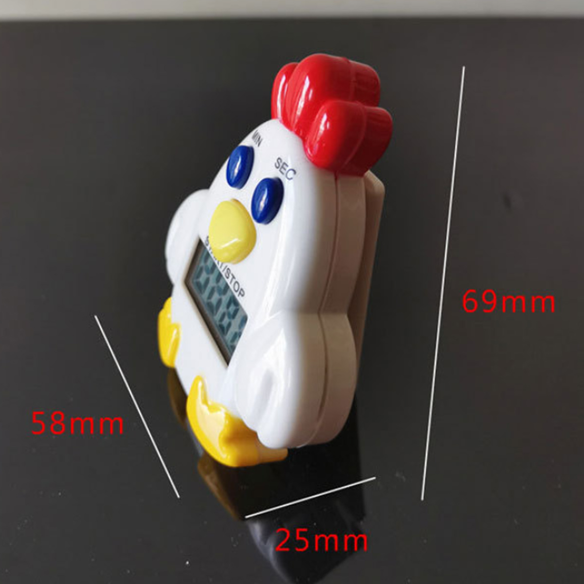Ein weißer, huhnförmiger Küchentimer mit rotem Kamm, blauen Augen und gelbem Schnabel. Abmessungen sind angegeben.