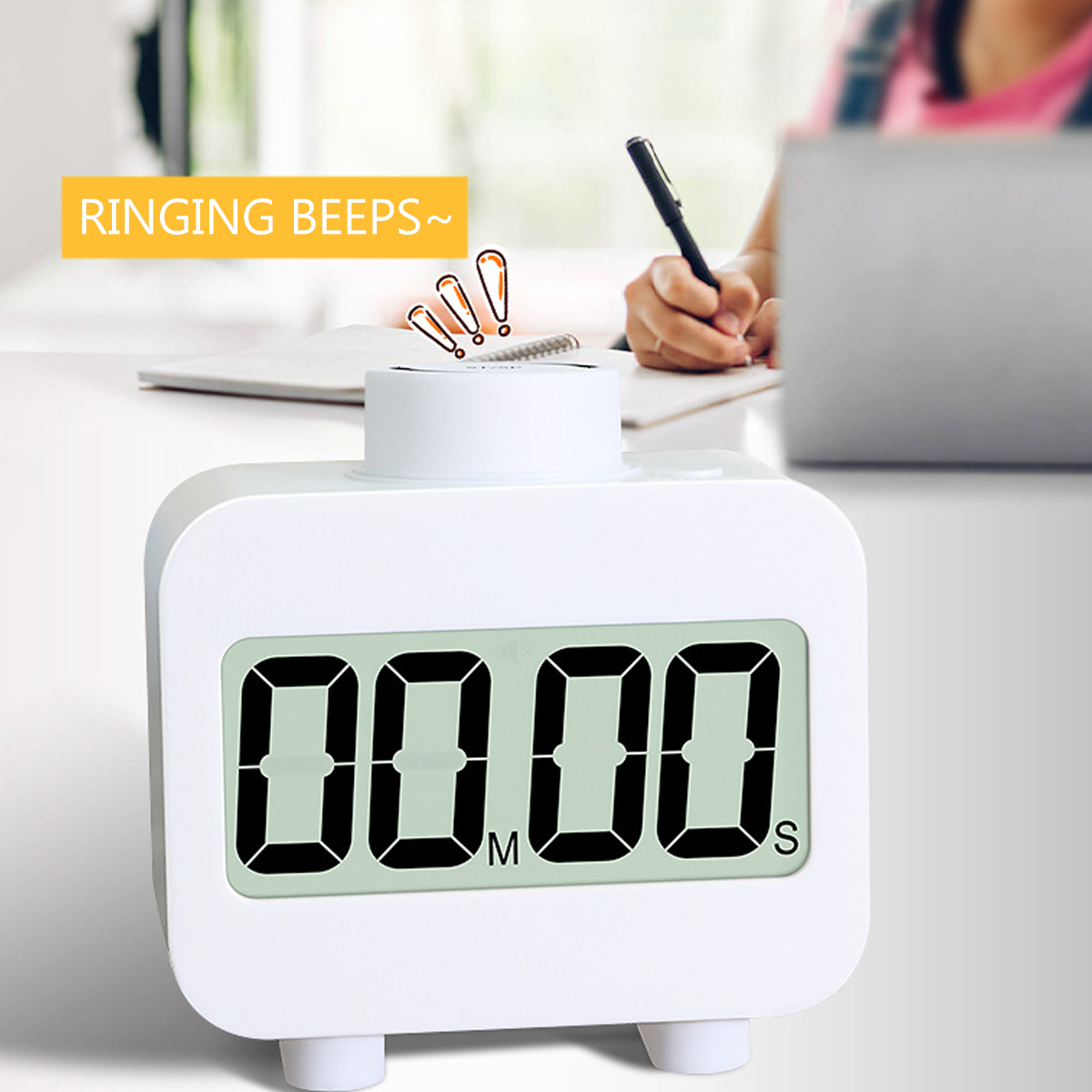 Weißer Timer zeigt 00:00 an. Klingelnde Pieptöne Text darüber. Im Hintergrund schreibt eine Person mit Stift und Laptop.