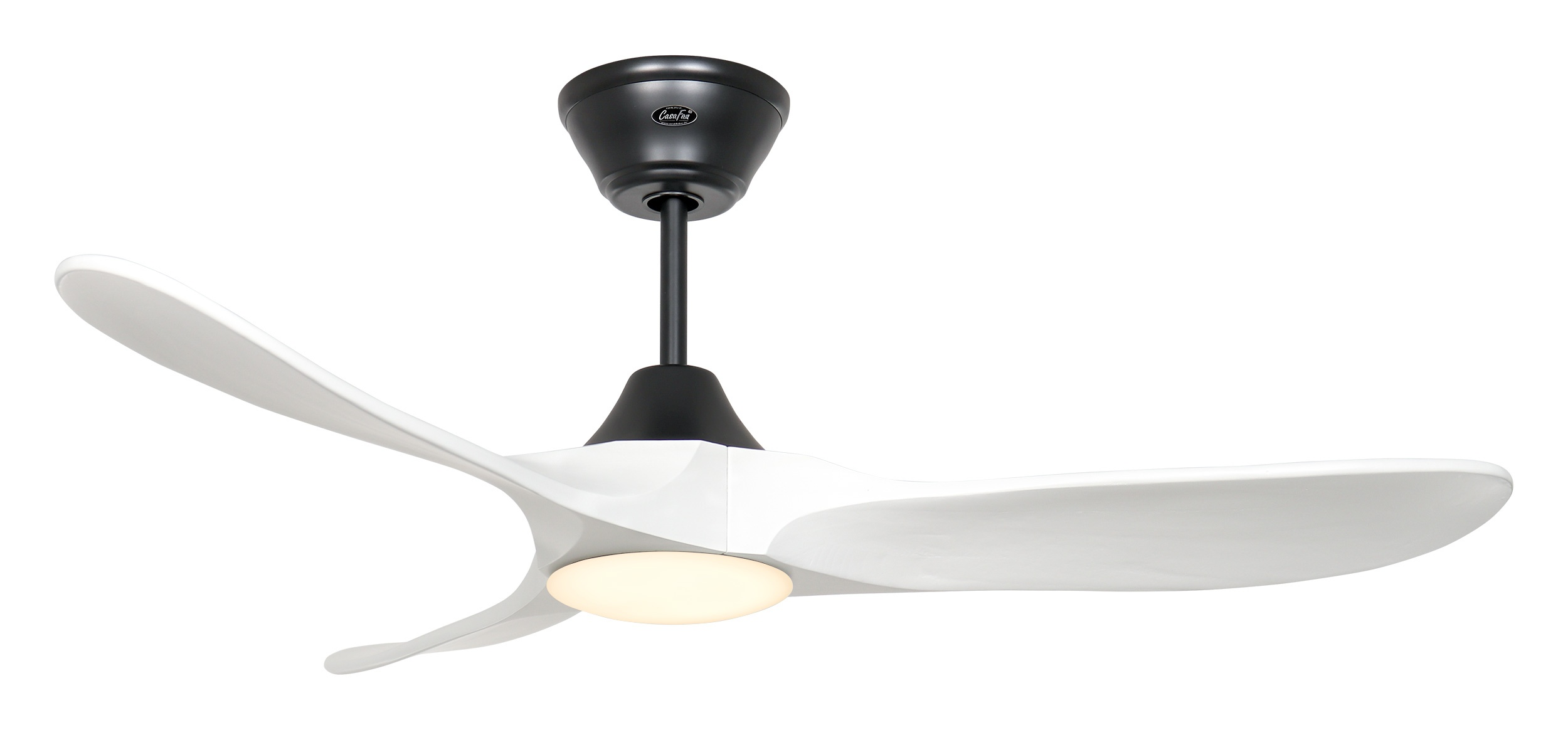 Un ventilatore da soffitto bianco con tre pale curve, un alloggiamento motore nero e un apparecchio di illuminazione al centro.