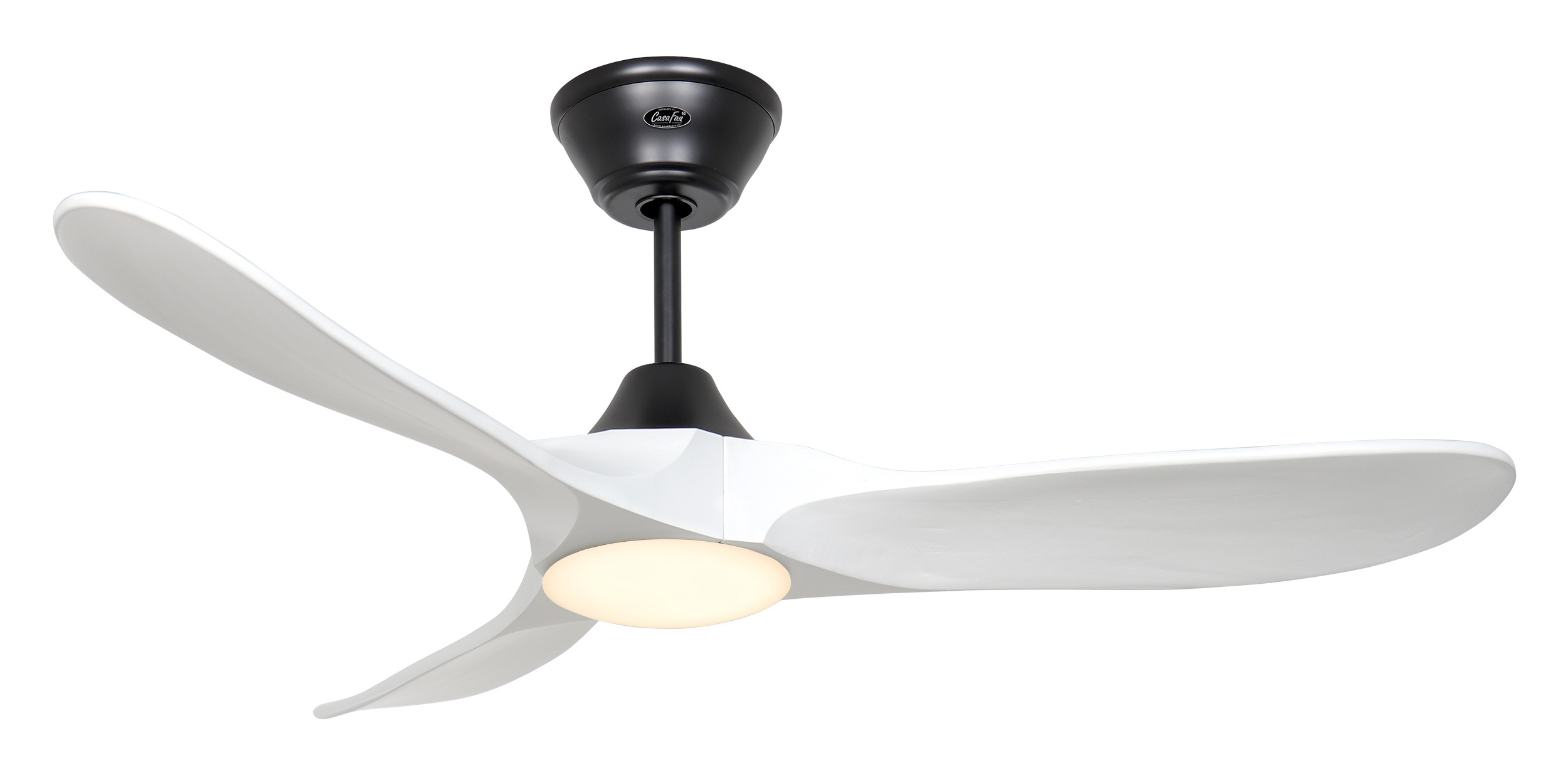 Un moderno ventilatore a soffitto con tre pale bianche. Il ventilatore è nero e ha una luce integrata. Montato su sfondo bianco.