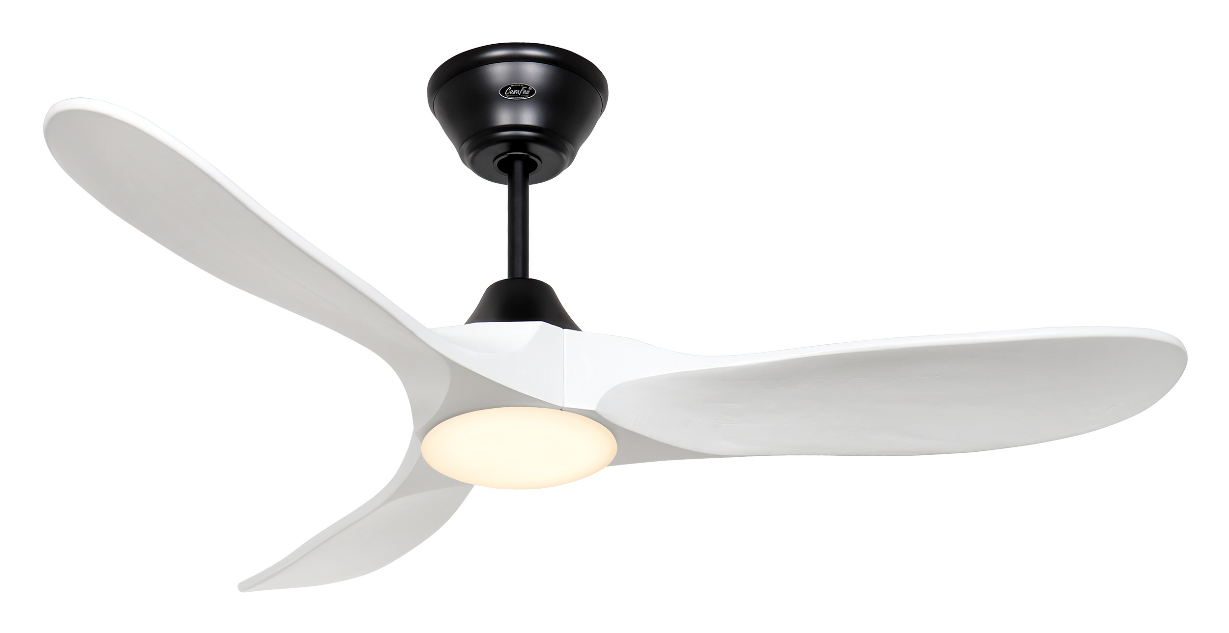 Un ventilatore da soffitto con tre pale bianche e un alloggiamento motore nero. C'è una luce al centro.