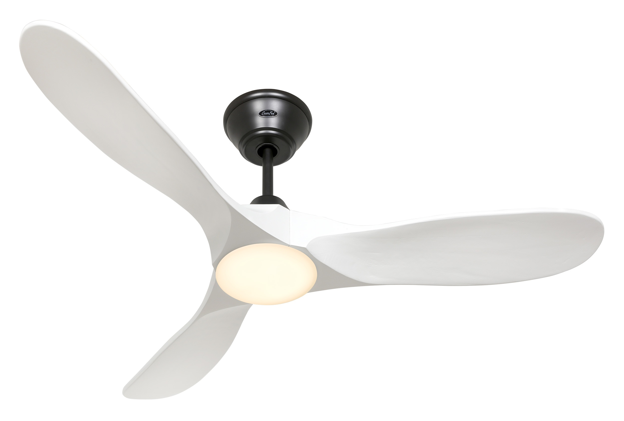 Un ventilatore da soffitto bianco con tre pale è sospeso su uno sfondo bianco. Il ventilatore ha una luce centrale.