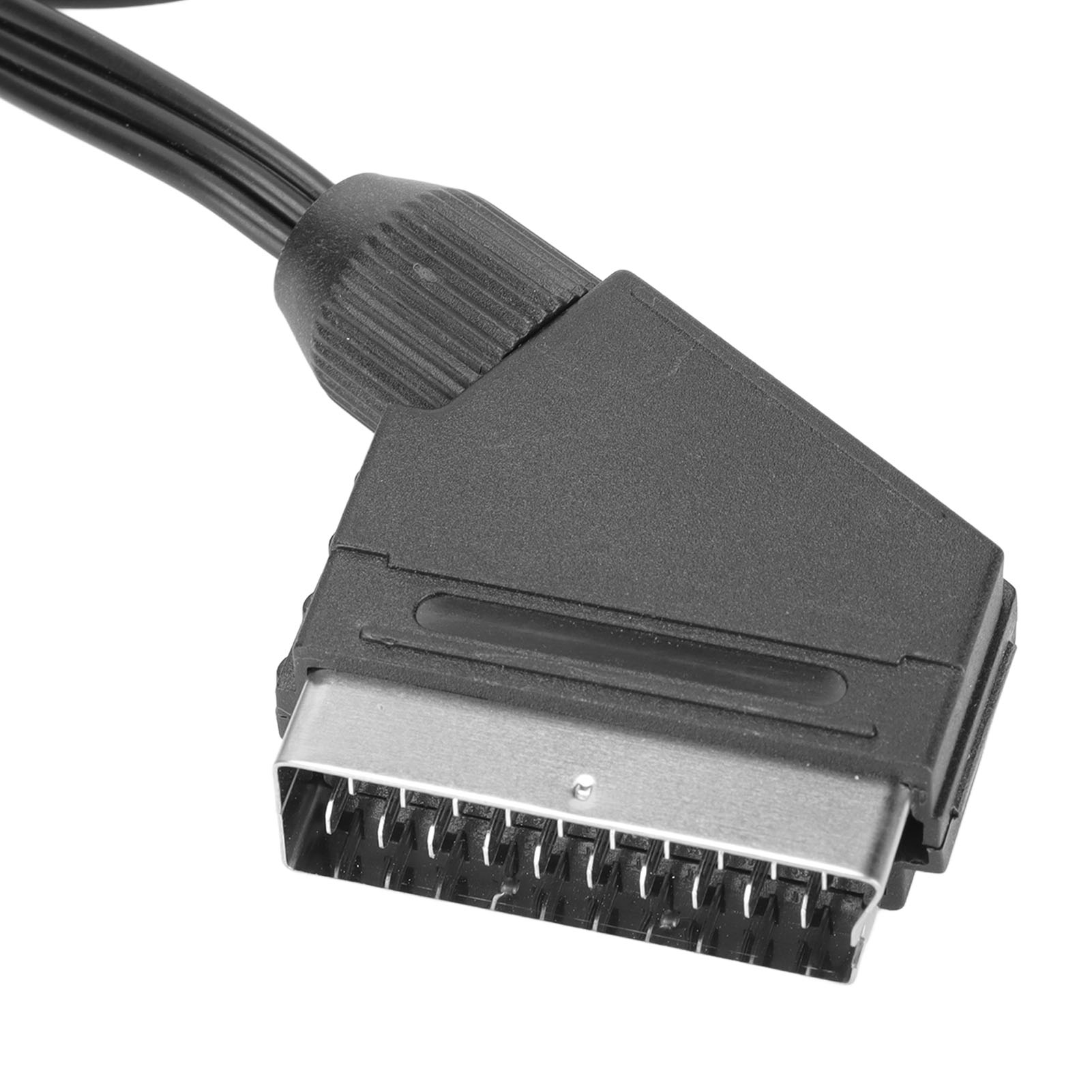 Nahaufnahme eines schwarzen SCART-Anschlusses mit silbernen Stiften, der an einem schwarzen Kabel befestigt ist. Der Hintergrund ist weiß.
