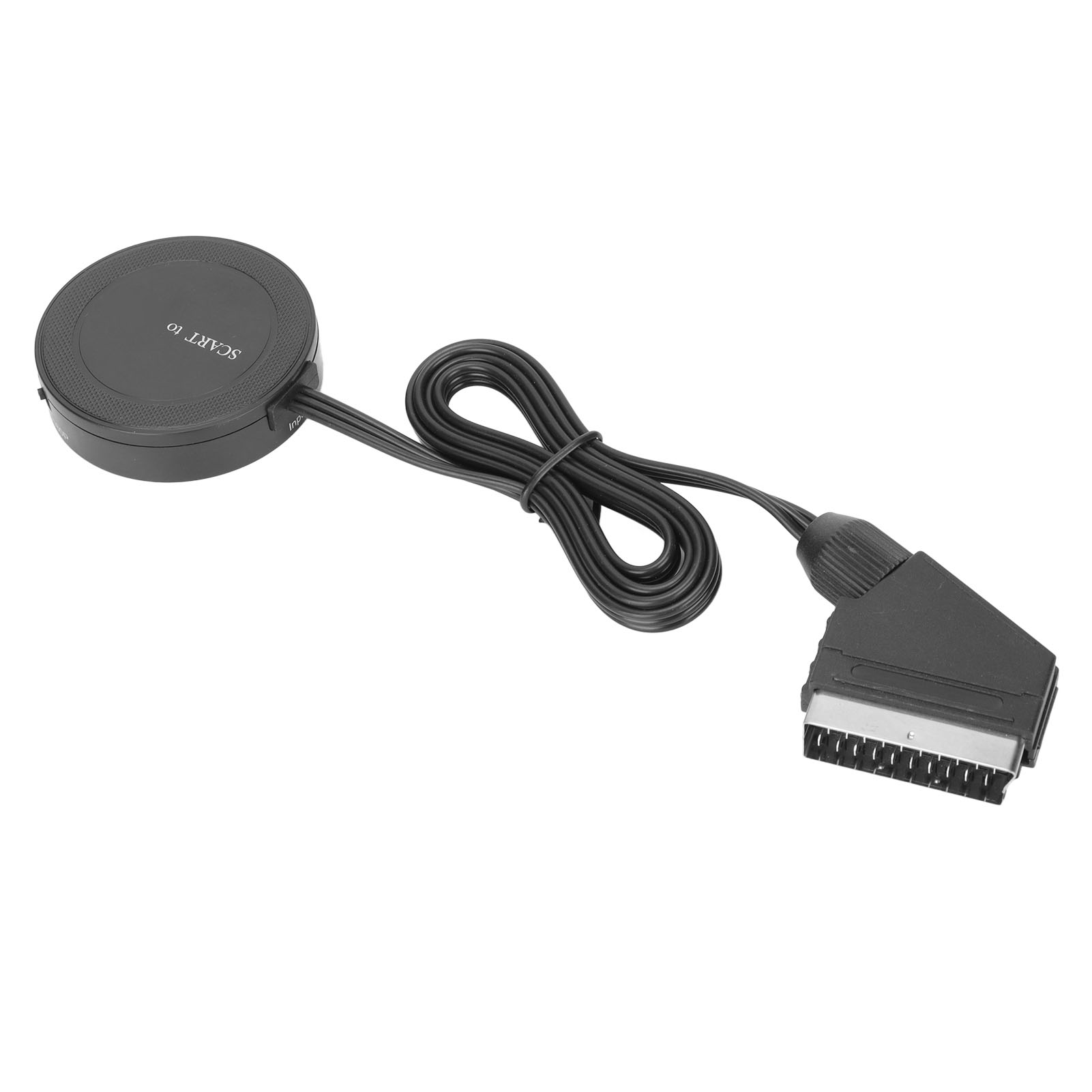 Ein schwarzer SCART-zu-IO-Adapter. Es hat eine runde Einheit, ein Kabel und einen SCART-Anschluss. Der Hintergrund ist weiß.