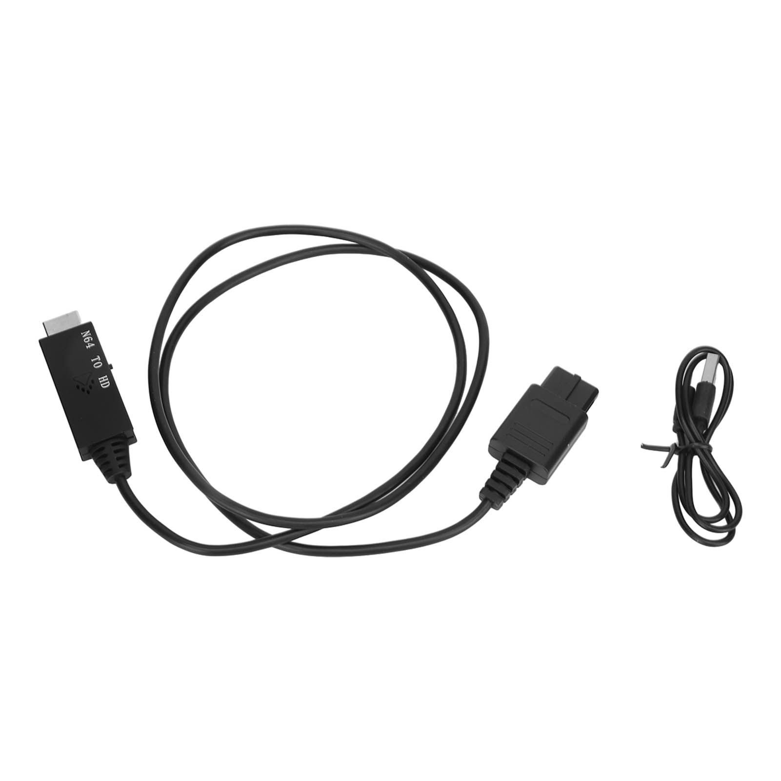 Ein N64-zu-HDMI-Adapter mit schwarzen Kabeln und Anschlüssen. Ein USB-Kabel ist ebenfalls vorhanden. Alles vor weißem Hintergrund.