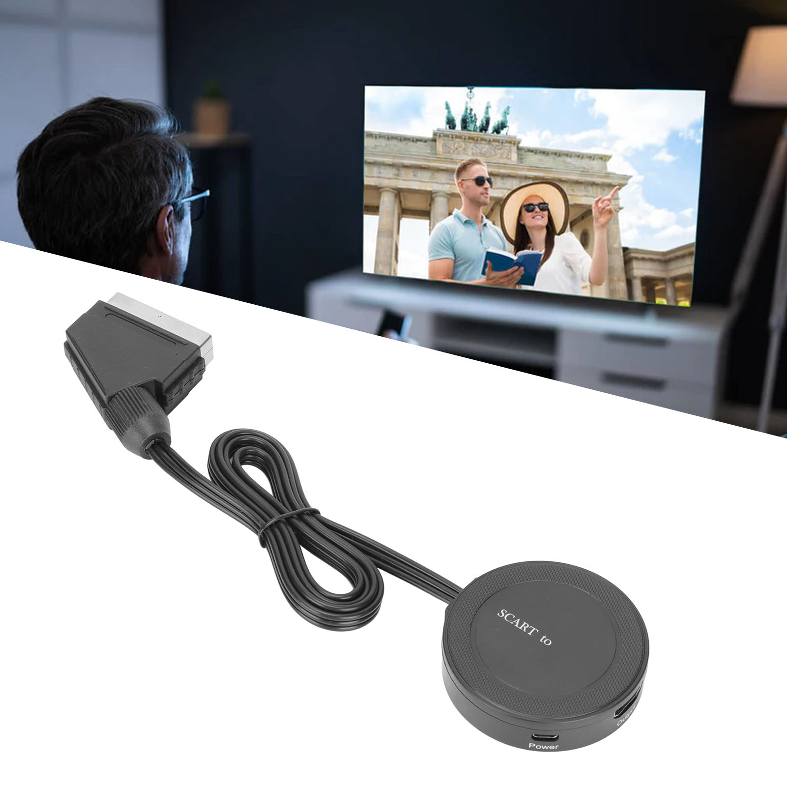 Eine Person sieht fern. Ein SCART-zu-HDMI-Adapterkabel ist angeschlossen. Der Fernseher zeigt ein Paar vor einem Gebäude.
