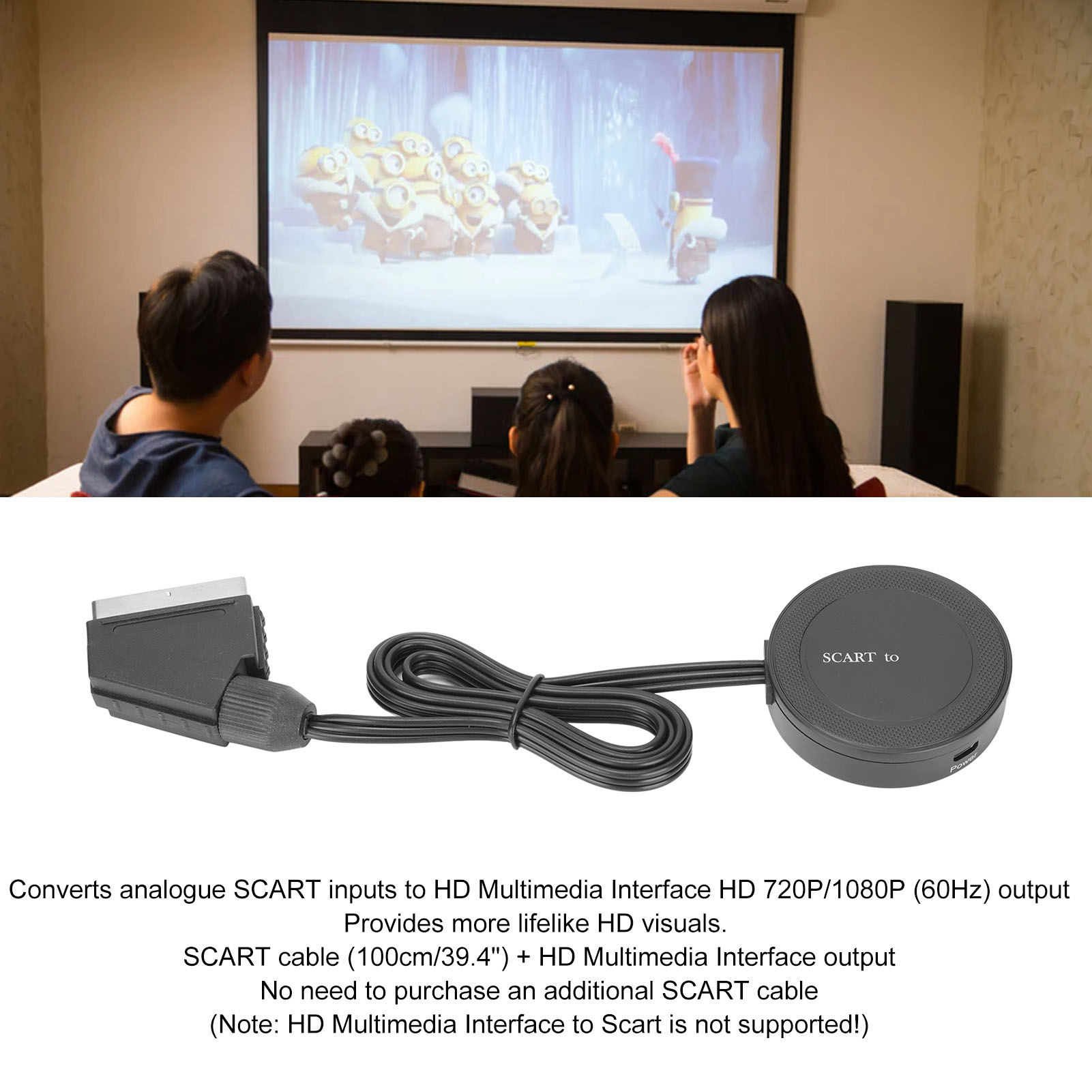 Leute sehen sich einen Film auf einer Projektorleinwand an. Ein SCART-zu-HDMI-Konverter und ein Kabel sind im Vordergrund.