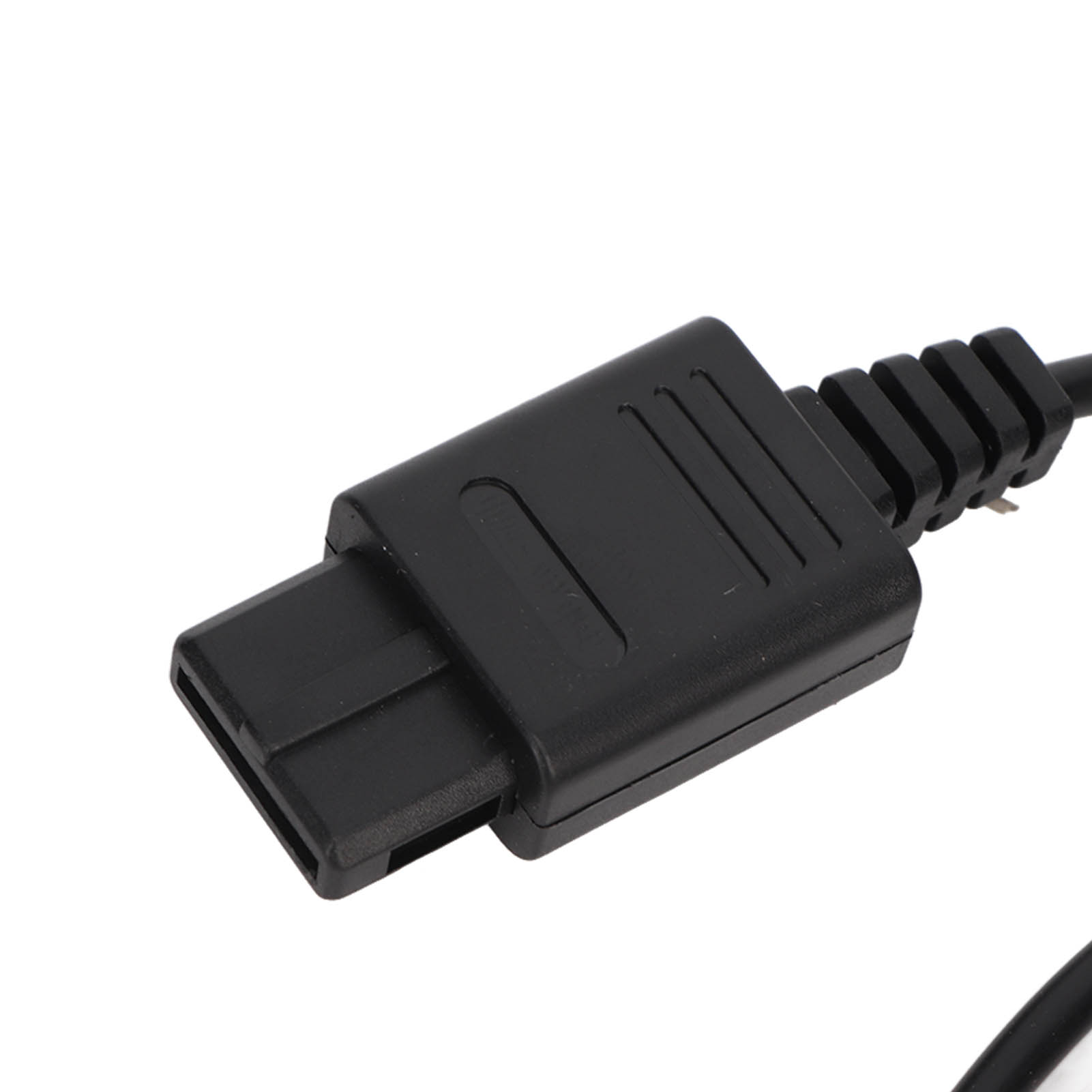 Nahaufnahme eines schwarzen Steckers mit Kabel. Der Stecker hat eine rechteckige Form mit einer Reihe von Rippen auf einer Seite.