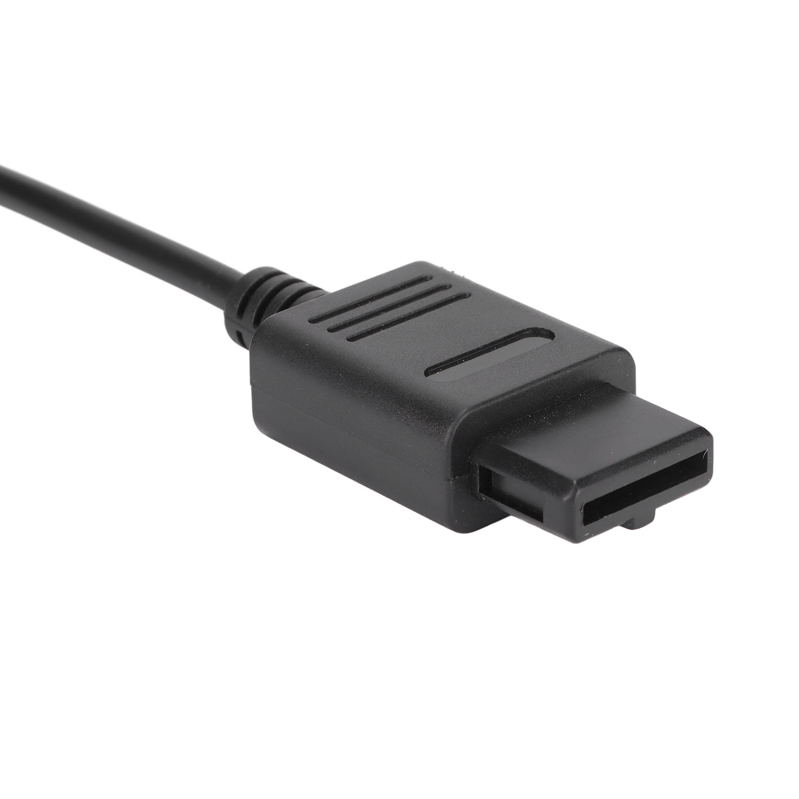 Ein schwarzes Kabel mit Spielekonsolenanschluss vor weißem Hintergrund. Das Kabel ist nach links abgewinkelt.