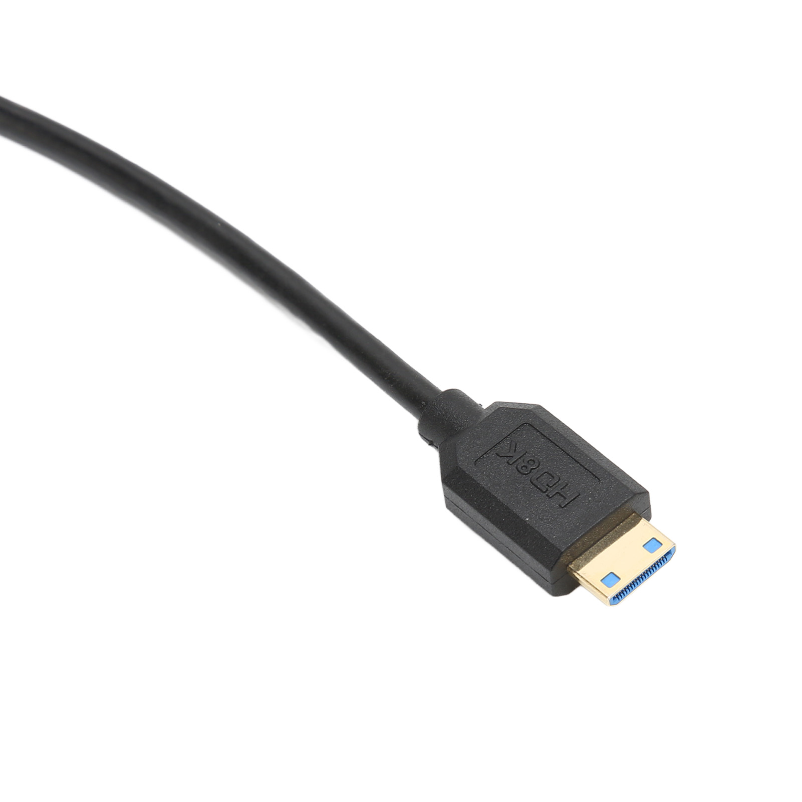 Schwarzes HDMI-Kabel mit Stecker. Der Stecker ist schwarz mit HD8K-Text. Die Spitze ist gold und blau.