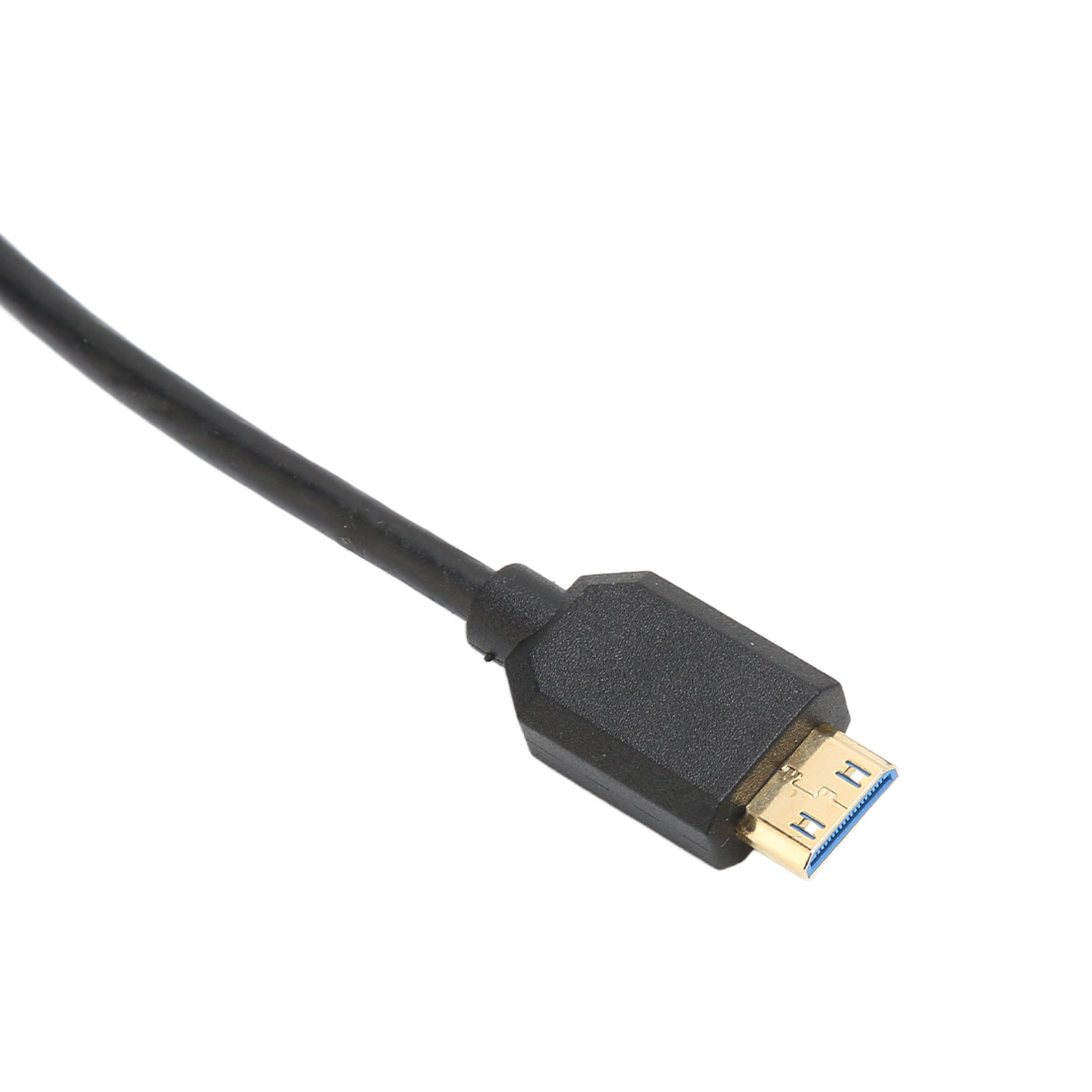 Ein schwarzes HDMI-Kabel mit schwarzem Stecker und goldfarbenen Zinken auf weißem Hintergrund. Das Kabel ist abgewinkelt.