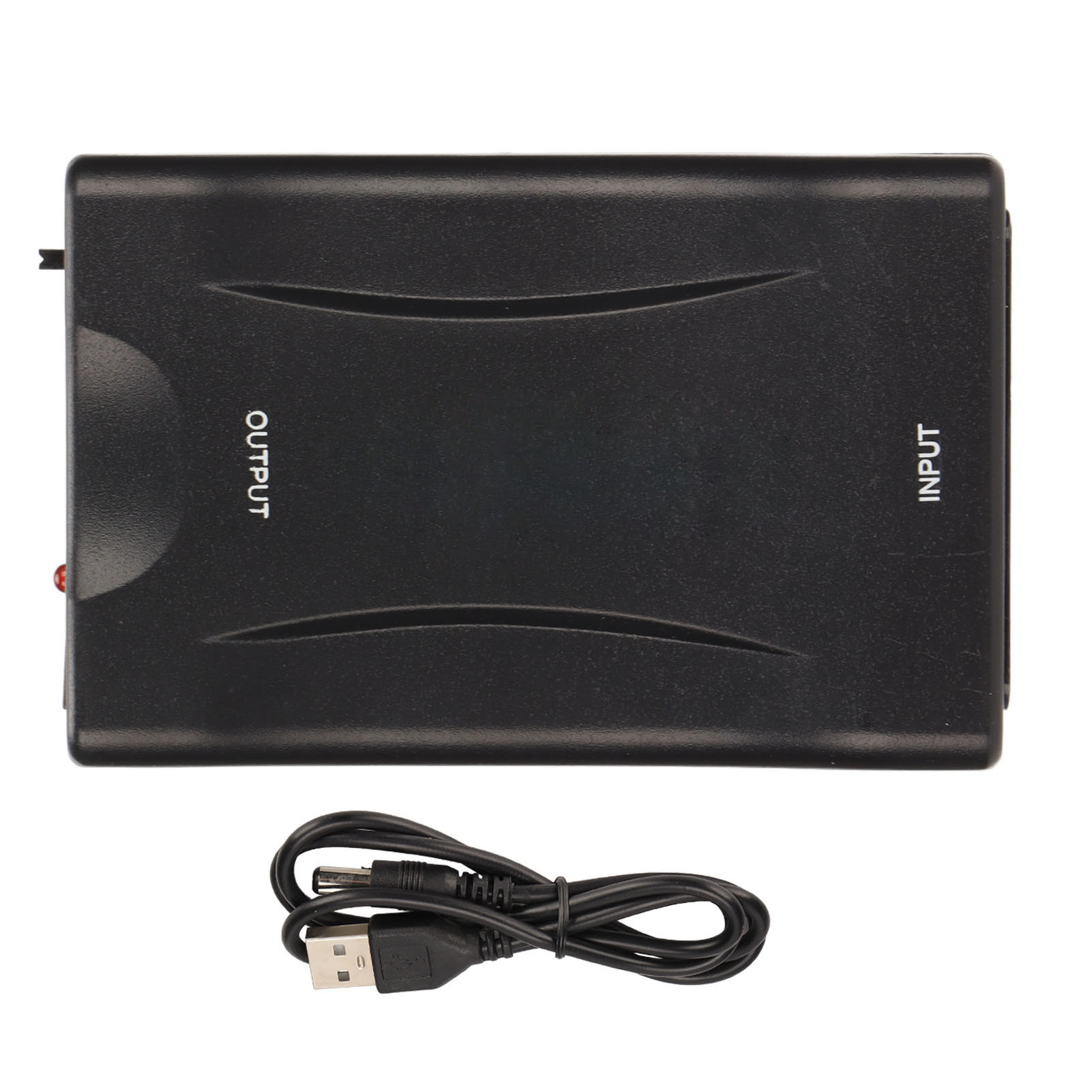 Schwarzes Gerät mit der Aufschrift 'OUTPUT' und 'INPUT'. Ein USB-Kabel ist darunter aufgerollt. Weißer Hintergrund.