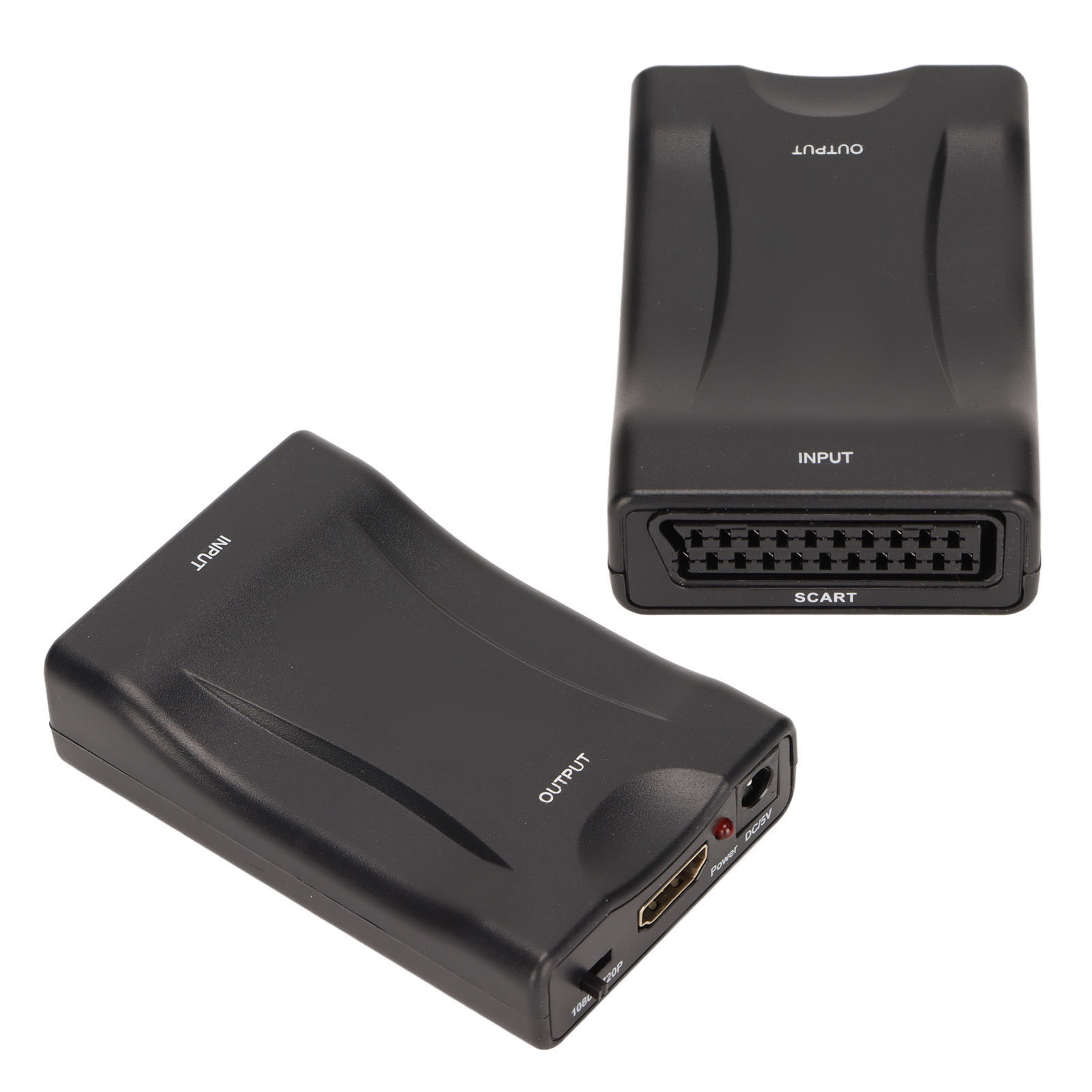 Zwei schwarze SCART-zu-HDMI-Konverter. Einer zeigt Eingangs- und Ausgangsbezeichnungen, der andere HDMI- und Stromanschlüsse.