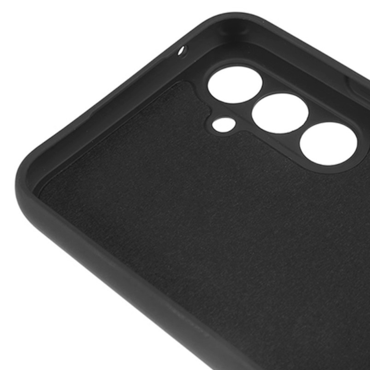 Primo piano di una custodia per telefono nera. Presenta ritagli per la fotocamera e un interno strutturato. I bordi sono lisci e arrotondati.