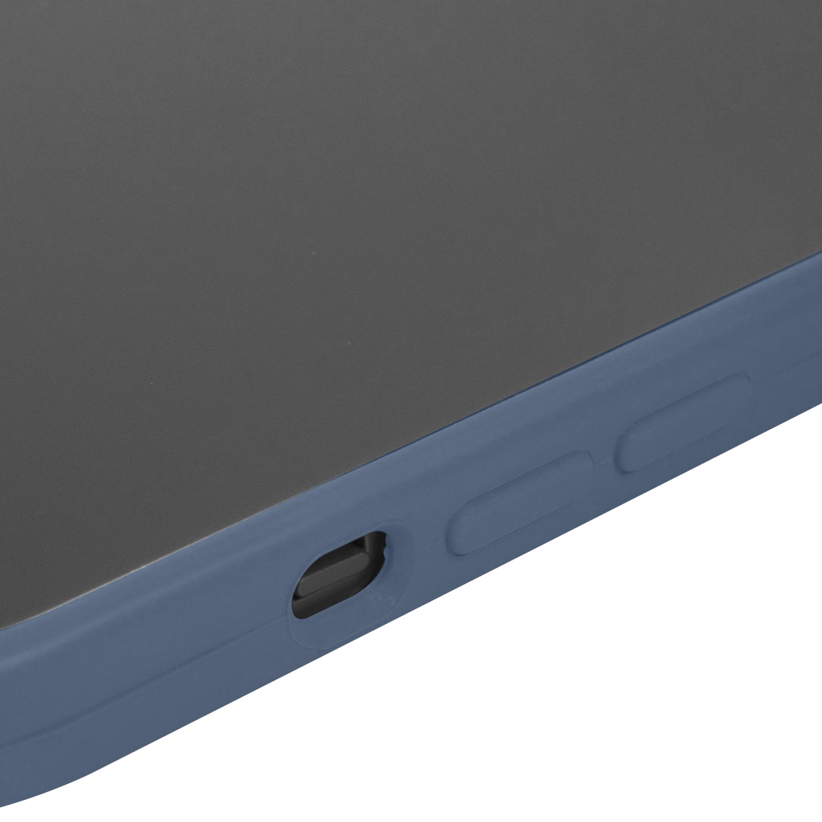 Primo piano di un telefono. Lo schermo è grigio, la custodia blu. Il lato ha pulsanti e una porta. Sfondo bianco.